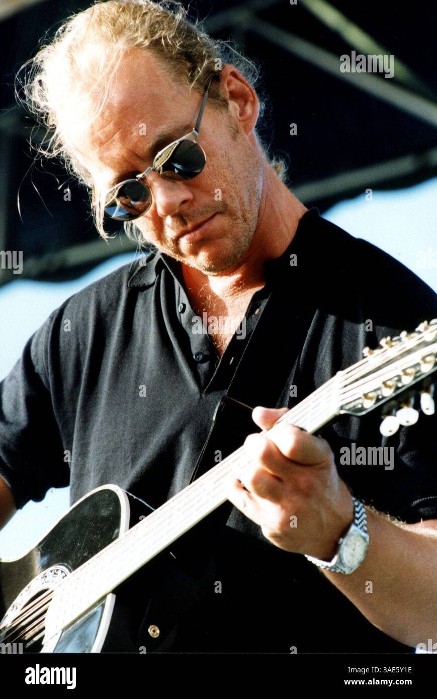 (DATEIFOTO) Warren Zevon, der Singer-Songwriter ist im Alter von 56 Jahren an Lungenkrebs gestorben. Zevon, der vor zwei Wochen sein neuestes Album The Wind veröffentlichte, starb am 7. September 2003 Nachmittag in den Vereinigten Staaten. Zevon war bekannt für Lieder wie Werwölfe von London und I'll Sleep When I'm Dead. Während einer 30-jährigen Aufnahmezeit arbeitete er mit Künstlern wie REM, Bruce Springsteen, Neil Young, Pink Floyds Dave Gilmour und Bob Dylan zusammen. In den 1970er Jahren war er auch musikalischer Leiter des berühmten Gesangsduos The Everly Brothers Im Bild: Der Musiker WARREN ZEVON tritt im Miami Seaquarium auf Stockfoto