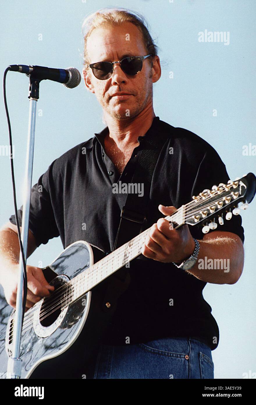 (DATEIFOTO) Warren Zevon, der Singer-Songwriter ist im Alter von 56 Jahren an Lungenkrebs gestorben. Zevon, der vor zwei Wochen sein neuestes Album The Wind veröffentlichte, starb am 7. September 2003 Nachmittag in den Vereinigten Staaten. Zevon war bekannt für Lieder wie Werwölfe von London und I'll Sleep When I'm Dead. Während einer 30-jährigen Aufnahmezeit arbeitete er mit Künstlern wie REM, Bruce Springsteen, Neil Young, Pink Floyds Dave Gilmour und Bob Dylan zusammen. In den 1970er Jahren war er auch musikalischer Leiter des berühmten Gesangsduos The Everly Brothers Im Bild: Der Musiker WARREN ZEVON tritt im Miami Seaquarium auf Stockfoto