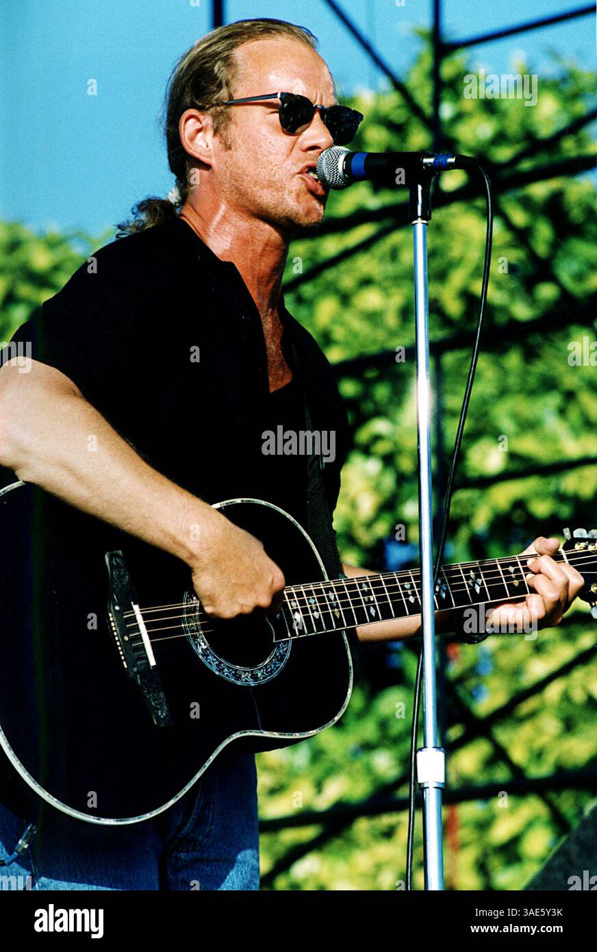 (DATEIFOTO) Warren Zevon, der Singer-Songwriter ist im Alter von 56 Jahren an Lungenkrebs gestorben. Zevon, der vor zwei Wochen sein neuestes Album The Wind veröffentlichte, starb am 7. September 2003 Nachmittag in den Vereinigten Staaten. Zevon war bekannt für Lieder wie Werwölfe von London und I'll Sleep When I'm Dead. Während einer 30-jährigen Aufnahmezeit arbeitete er mit Künstlern wie REM, Bruce Springsteen, Neil Young, Pink Floyds Dave Gilmour und Bob Dylan zusammen. In den 1970er Jahren war er auch musikalischer Leiter des berühmten Gesangsduos The Everly Brothers Im Bild: Der Musiker WARREN ZEVON tritt im Miami Seaquarium auf Stockfoto