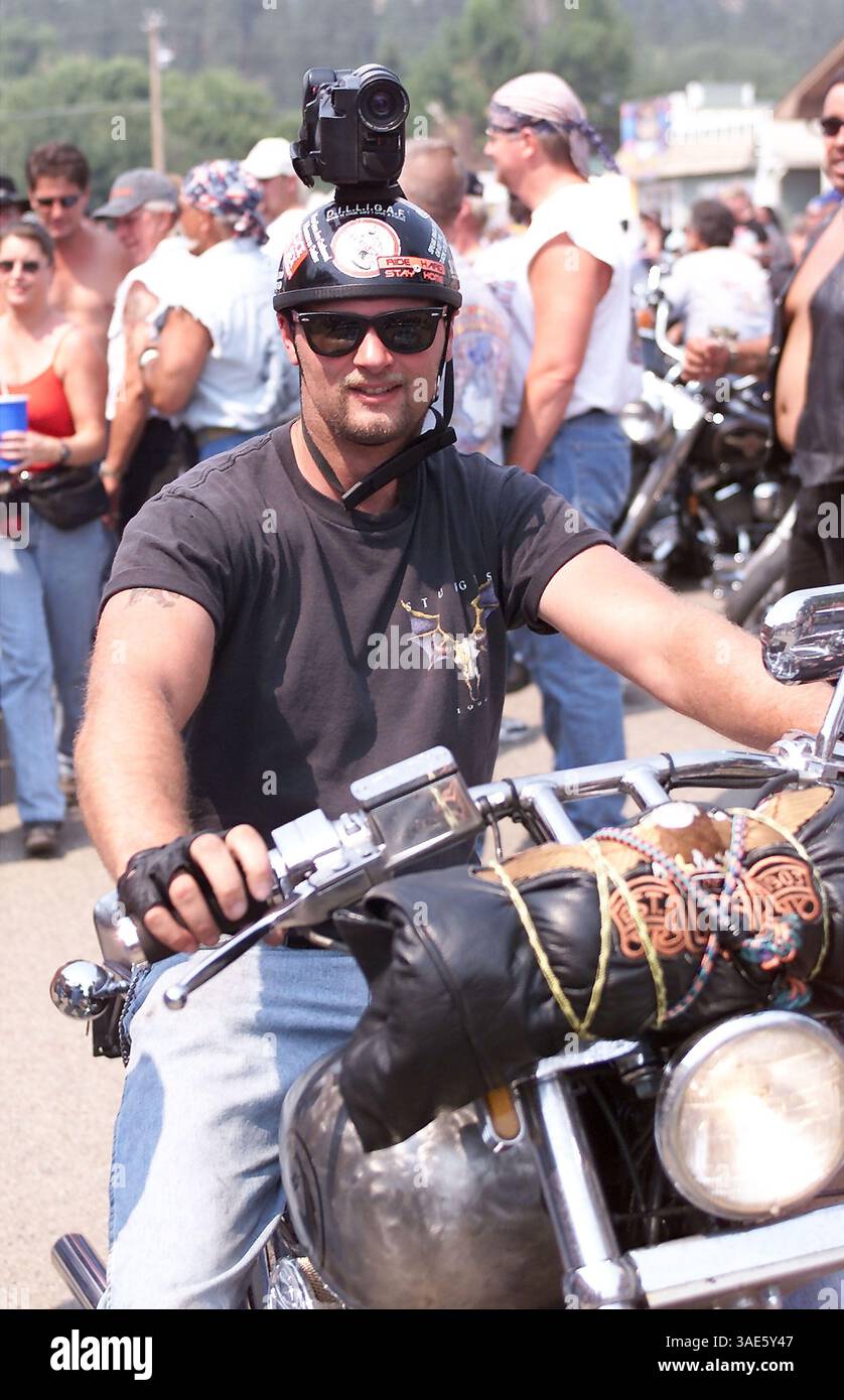 August 2000; Hulett, Wyoming, USA; die Leute kommen mit allen möglichen Ideen, um ihre Reise zur Sturgis Motorradrallye aufzuzeichnen. Zum Beispiel... „Helm Cam“. (Bild: Alan Carroll/ZUMAPRESS.com) Stockfoto
