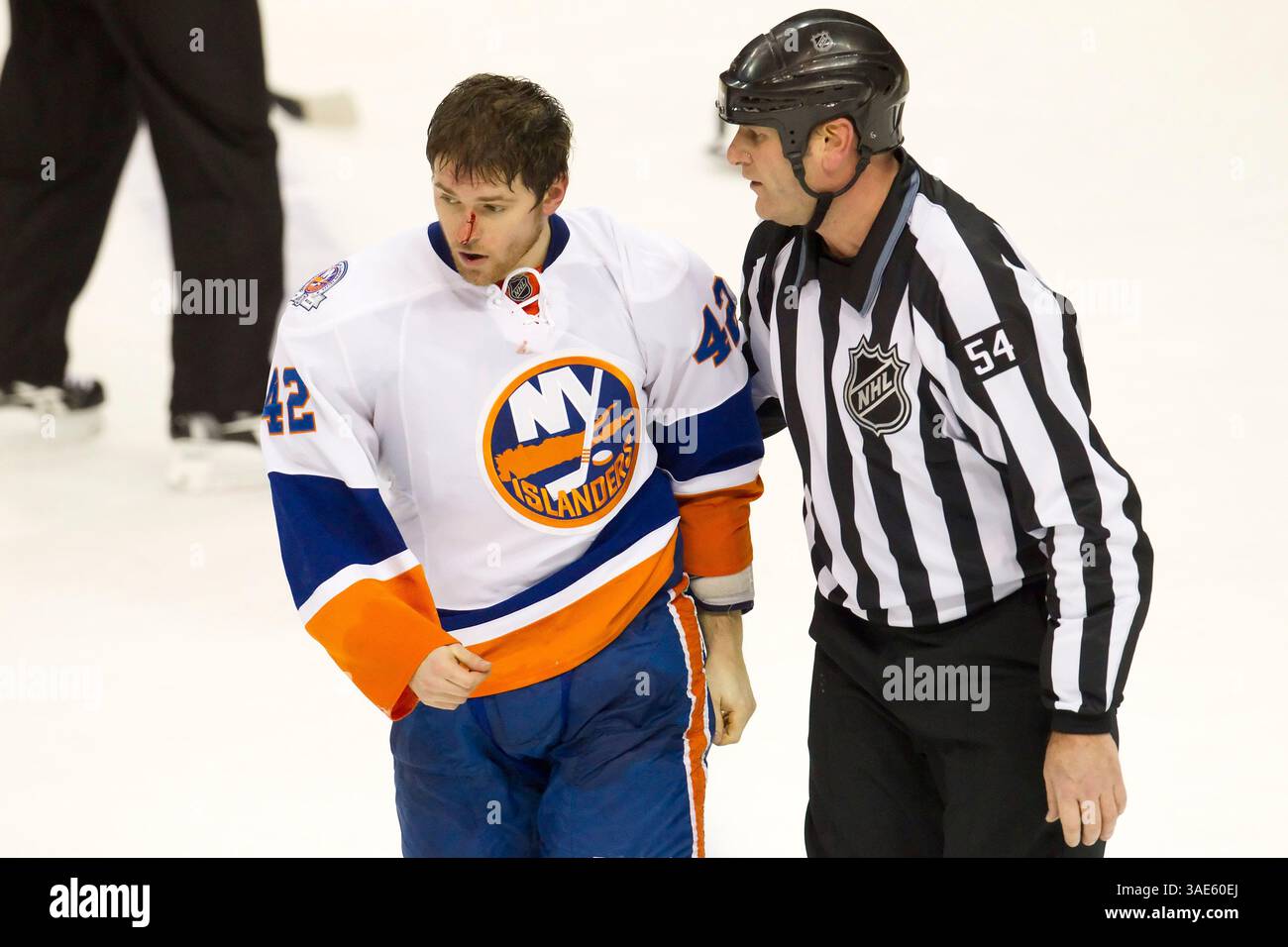 19. Januar 2012: Dylan Reese (42) wird von Linesman Greg Devorski (54) in die Strafbox begleitet, als das Blut aus der Nase fließt, nachdem er im NHL-Spiel zwischen den New York Islanders und den Philadelphia Flyers im Well Fargo Center in Philadelphia, Pennsylvania, gegen das Philadelphia Flyers-Zentrum gekämpft hatte. The Islanders Beat the Flyers, 4-1.(Bild: © Chris Szagola/Cal Sport Media/ZUMAPRESS.com) Stockfoto