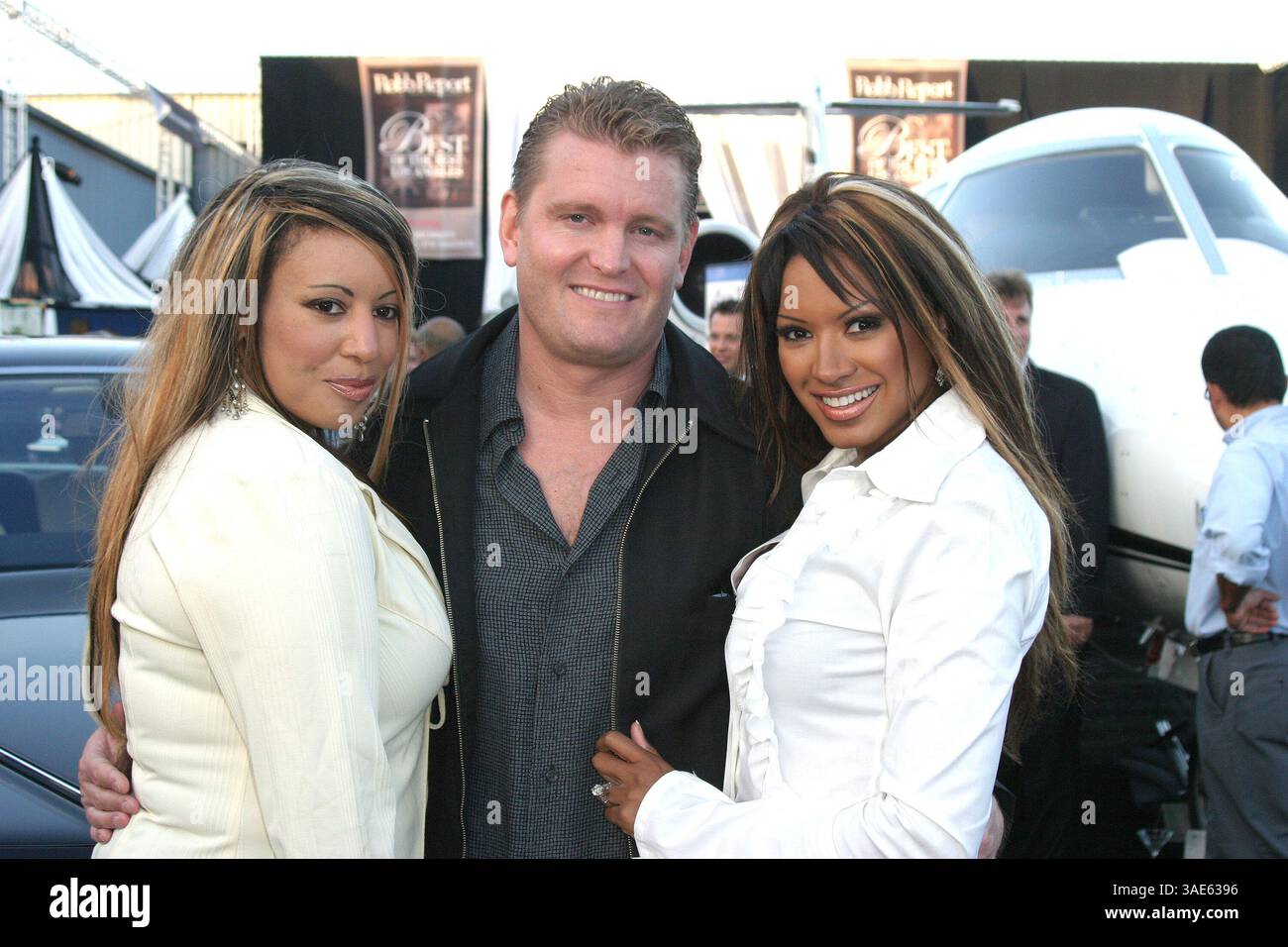 August 2004; Santa Monica, CA, USA; TRACI BINGHAM mit ihrer Schwester JENNA BINGHAM und JOHN YARBOROUGH bei Robb Reports „Best of the Best: Los Angeles“ im Barker Hanger in Santa Monica. (Bild: Ning Chiu/ZUMAPRESS.com) Stockfoto