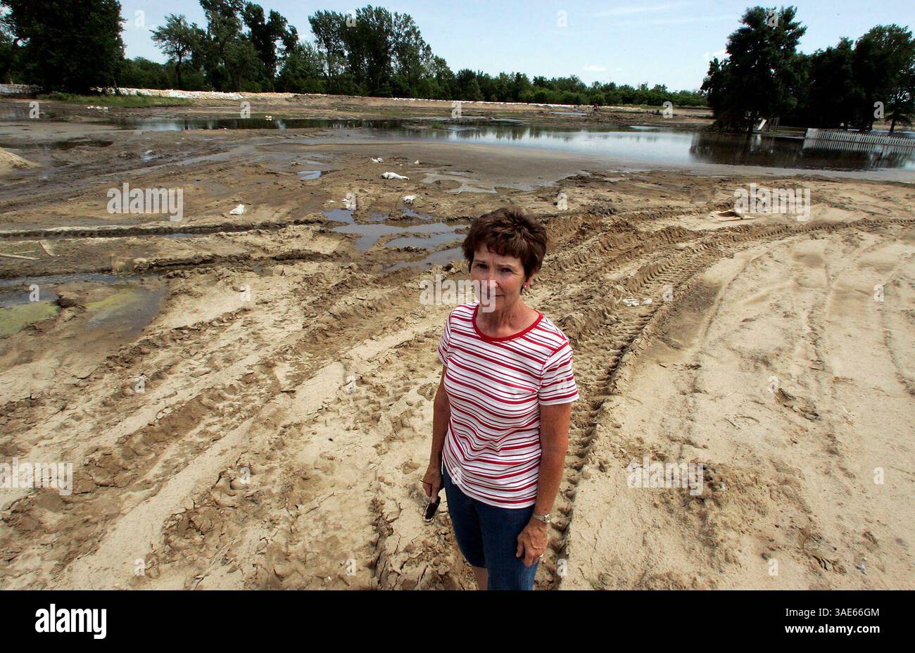 20. Juni 2008 – Iowa City, Iowa, USA – LIZ HAMMES, Miteigentümerin des Thatcher Mobile Home Parks, befindet sich auf dem ehemaligen Grüngelände des Parks in Iowa City, der in einen Sandsteinbruch umgewandelt wurde, um den Sandsackdeich zu bauen, den Parkangestellte und Freiwillige geschaffen haben, um zu verhindern, dass die Häuser in der Gegend überflutet werden. Hammes versucht, sich durch die Regierungsbürokratie zu entscheiden, um Hilfe zu erhalten, um die Hunderttausenden von Dollar zurückzubekommen, die sie für den Schutz der Gegend ausgegeben hat (Credit Image: Cedar Rapids Gazette/ZUMAPRESS.com) Stockfoto