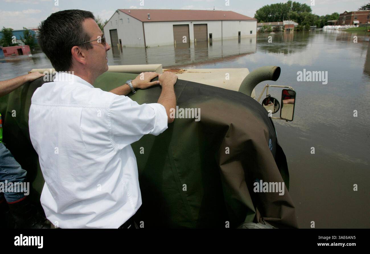 Juni 2008 - Iowa City, Iowa, USA - RICHARD LEOPOLD Direktor des Iowa Department of Natural Resources untersucht die von Überschwemmungen betroffene Abwasseraufbereitungsanlage South Clinton St. während er durch die von Überschwemmungen betroffenen Gebiete führt (Credit Image: Cedar Rapids Gazette/ZUMAPRESS.com) Stockfoto