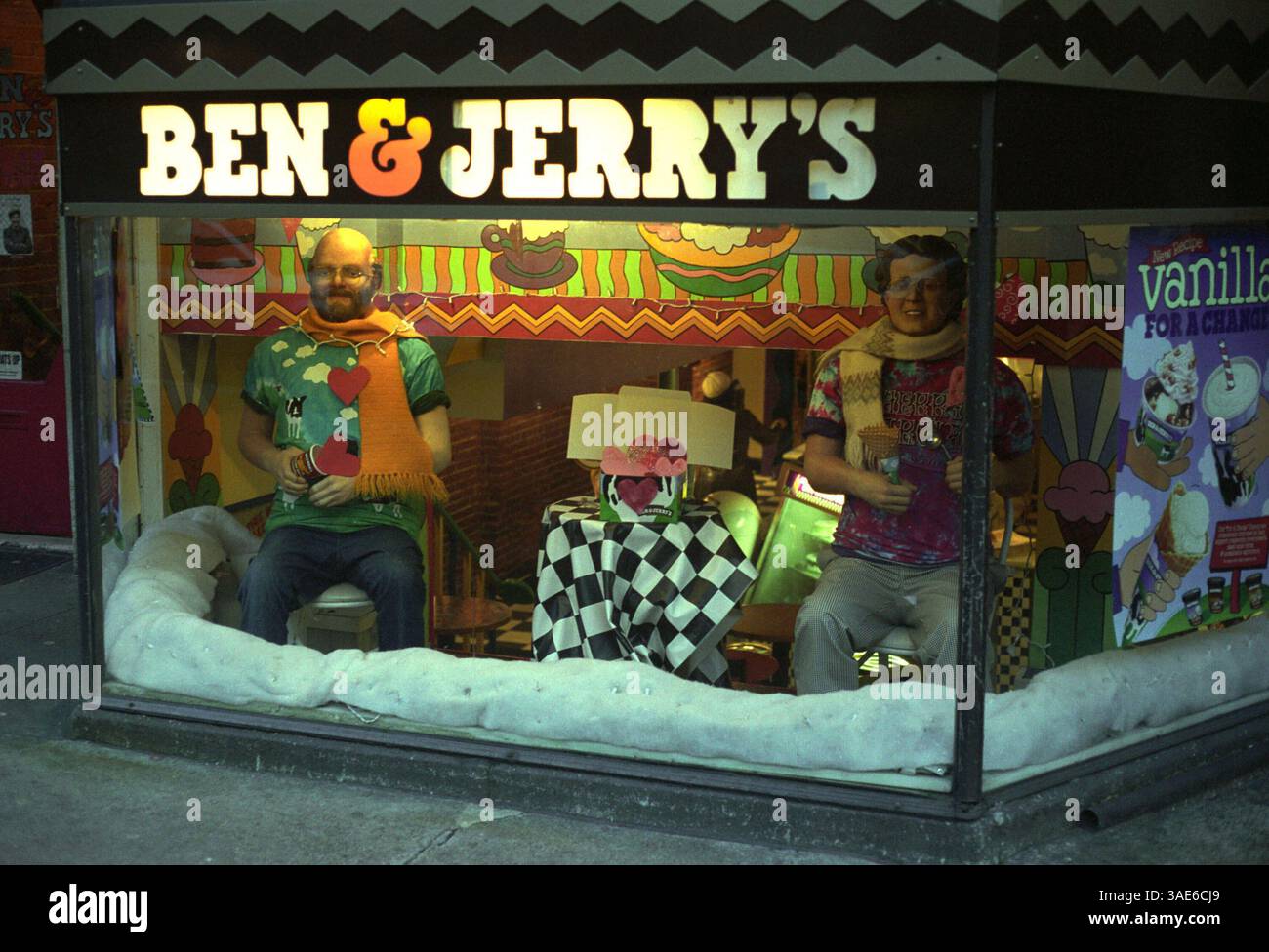 März 2003; Boston, Dohussetts, USA; Ben & Jerry's Ladenfront an der Newbury Street in Bostons Back Bay. Ben & JerryÕs Homemade, Inc., der in Vermont ansässige Hersteller von Eis, gefrorenem Joghurt und Sorbet, wurde 1978 in einer renovierten Tankstelle in Burlington, Vermont, von den Jugendfreunden Ben Cohen und Jerry Greenfield mit einer Investition von 12.000 US-Dollar (davon 4.000 US-Dollar) gegründet. Sie wurden bald wegen ihrer innovativen Aromen aus frischer Milch und Sahne aus Vermont beliebt. . (Bild: Seamas Culligan/ZUMAPRESS.com) Stockfoto