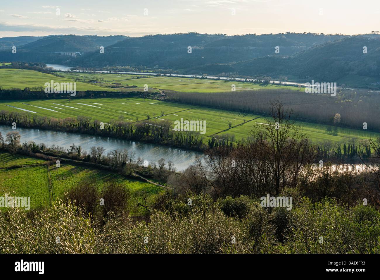 Malerische Aussicht an einem sonnigen Nachmittag im Dorf Torrita Tiberina, Provinz Rom, Latium, Italien. Stockfoto