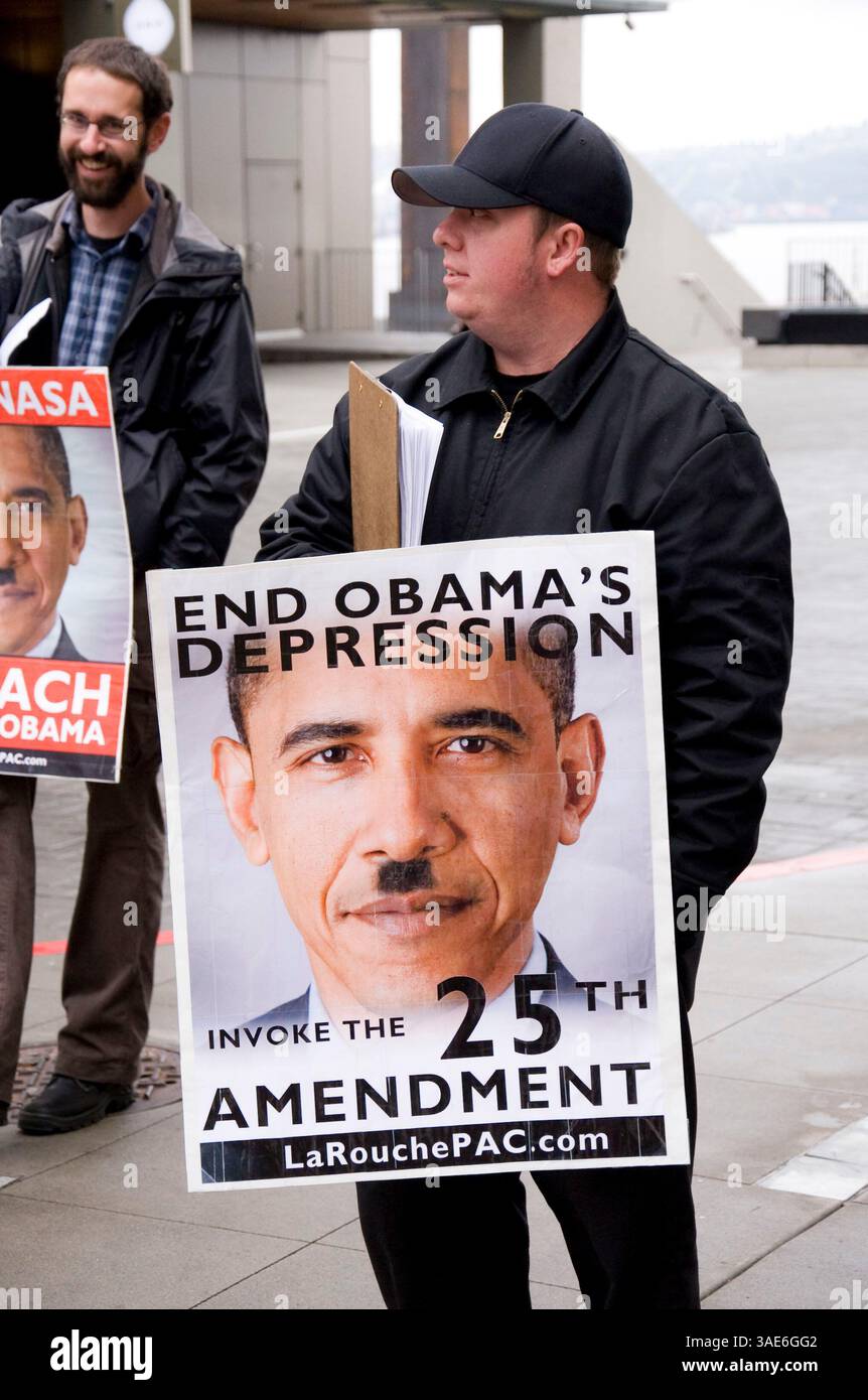 21. September 2008 - Seattle, Washington, USA - Lyndon LaRouche-Unterstützer auf der 1st Avenue in Seattle, WA, mit Plakaten von US-Präsident Obama mit Hitler-Schnurrbart. Lyndon LaRouche kündigte kürzlich an, dass er die sofortige Amtsenthebung von Präsident Obama gefordert habe und behauptete, er sei offensichtlich nicht mehr geistig kompetent, um im Vorsitz zu bleiben. LaRouche verlangte die Berufung auf den 25. Zusatzartikel, der die geordnete Absetzung eines Präsidenten vorsieht, und dessen Ersatz durch den Vizepräsidenten aufgrund körperlicher oder geistiger Beeinträchtigungen. Ironischerweise betrachten viele Kritiker LaRouche als fasci Stockfoto