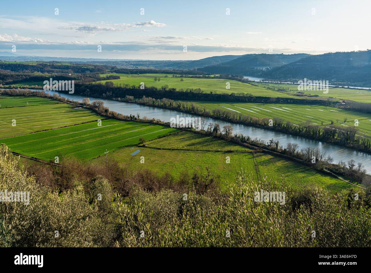 Malerische Aussicht an einem sonnigen Nachmittag im Dorf Torrita Tiberina, Provinz Rom, Latium, Italien. Stockfoto
