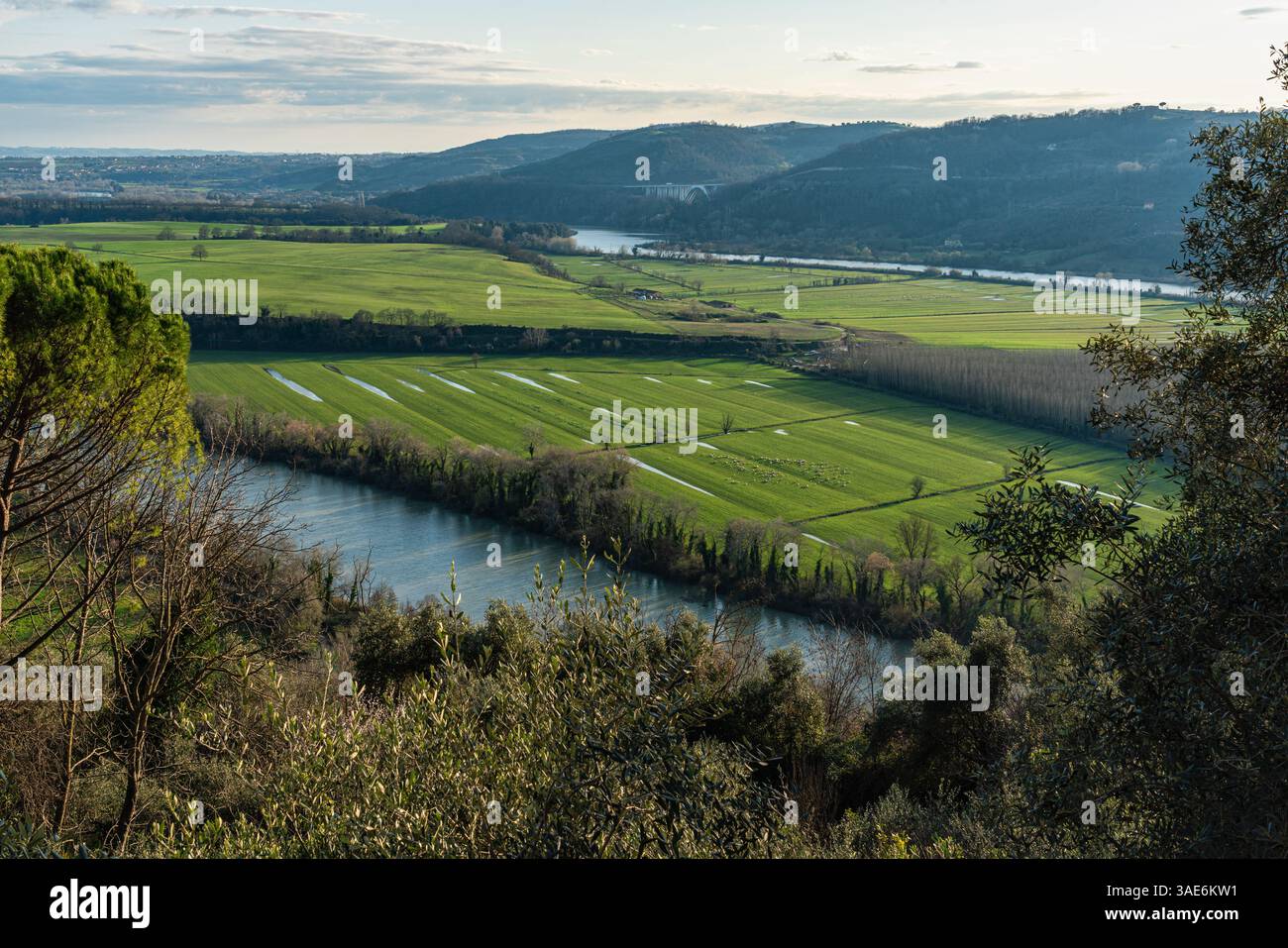 Malerische Aussicht an einem sonnigen Nachmittag im Dorf Torrita Tiberina, Provinz Rom, Latium, Italien. Stockfoto