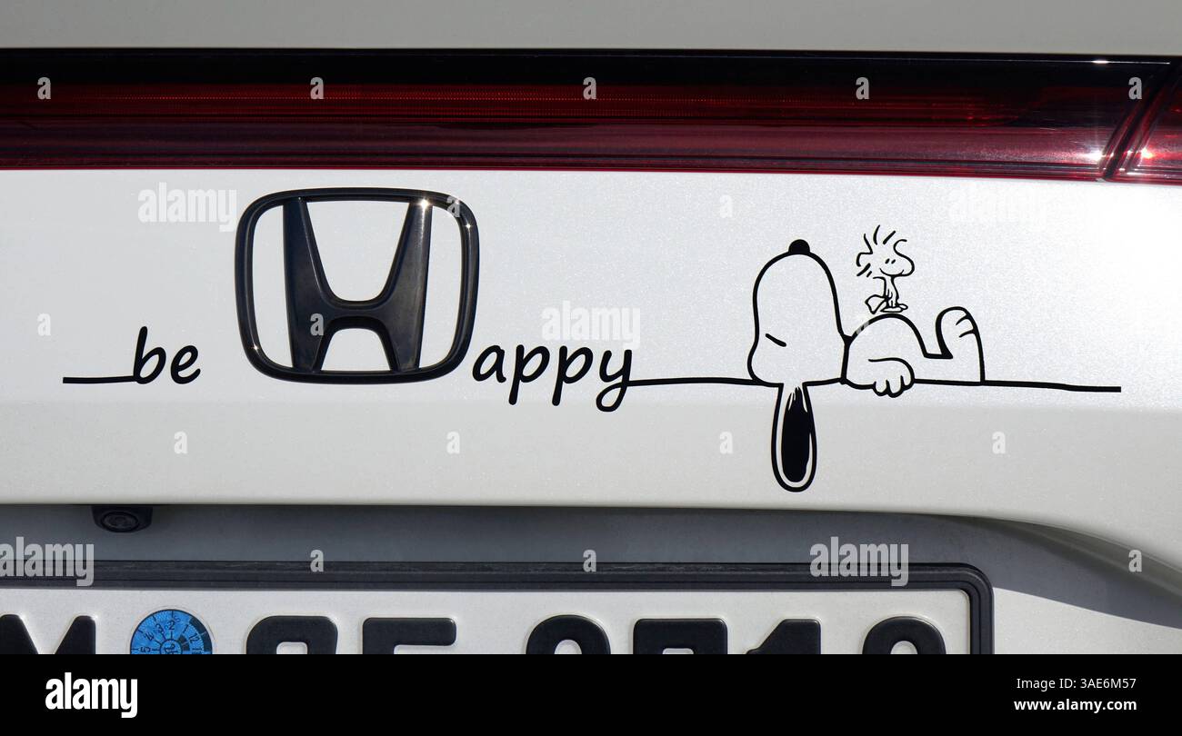 Be Happy mit Honda Be Happy mit Honda, 05.04.2025 Borkwalde, Brandenburg, auf einem Auto von Honda befindet sich der Schriftzug Be Happy mit den Comikfiguren Snoopy und Woodstock. *** Be Happy with Honda Be Happy with Honda, 05 04 2025 Borkwalde, Brandenburg, auf einem Honda Auto ist der Schriftzug Be Happy with the Comic Figures Snoopy and Woodstock Stockfoto