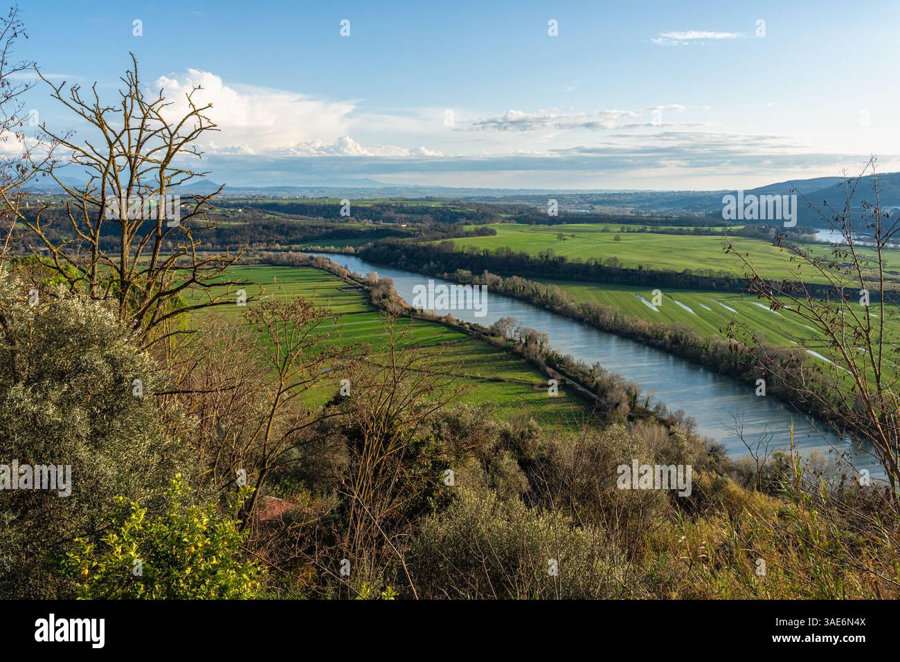 Malerische Aussicht an einem sonnigen Nachmittag im Dorf Torrita Tiberina, Provinz Rom, Latium, Italien. Stockfoto