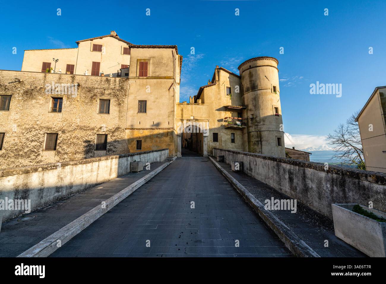 Malerische Aussicht an einem sonnigen Nachmittag im Dorf Torrita Tiberina, Provinz Rom, Latium, Italien. Stockfoto