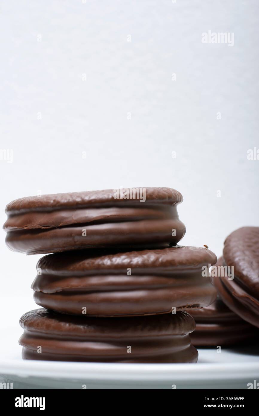 Leckere Schokolade mit süßer Schokoladenschicht und Kaucreme innen auf weißem Hintergrund Stockfoto