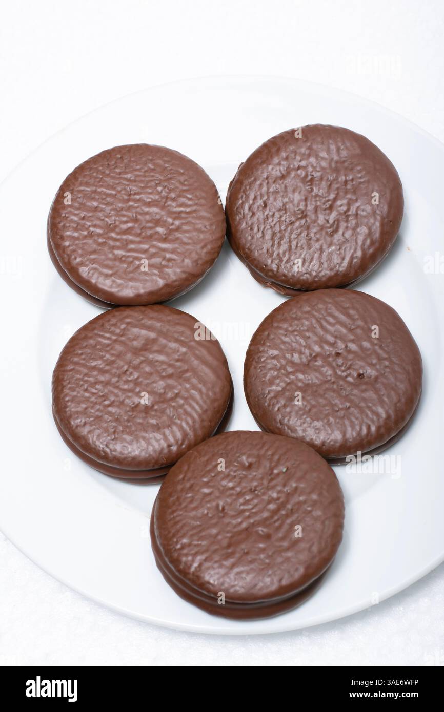 Chocopie isolierter weißer Hintergrund, vertikale Nahaufnahme, hochwertige Bilder Stockfoto