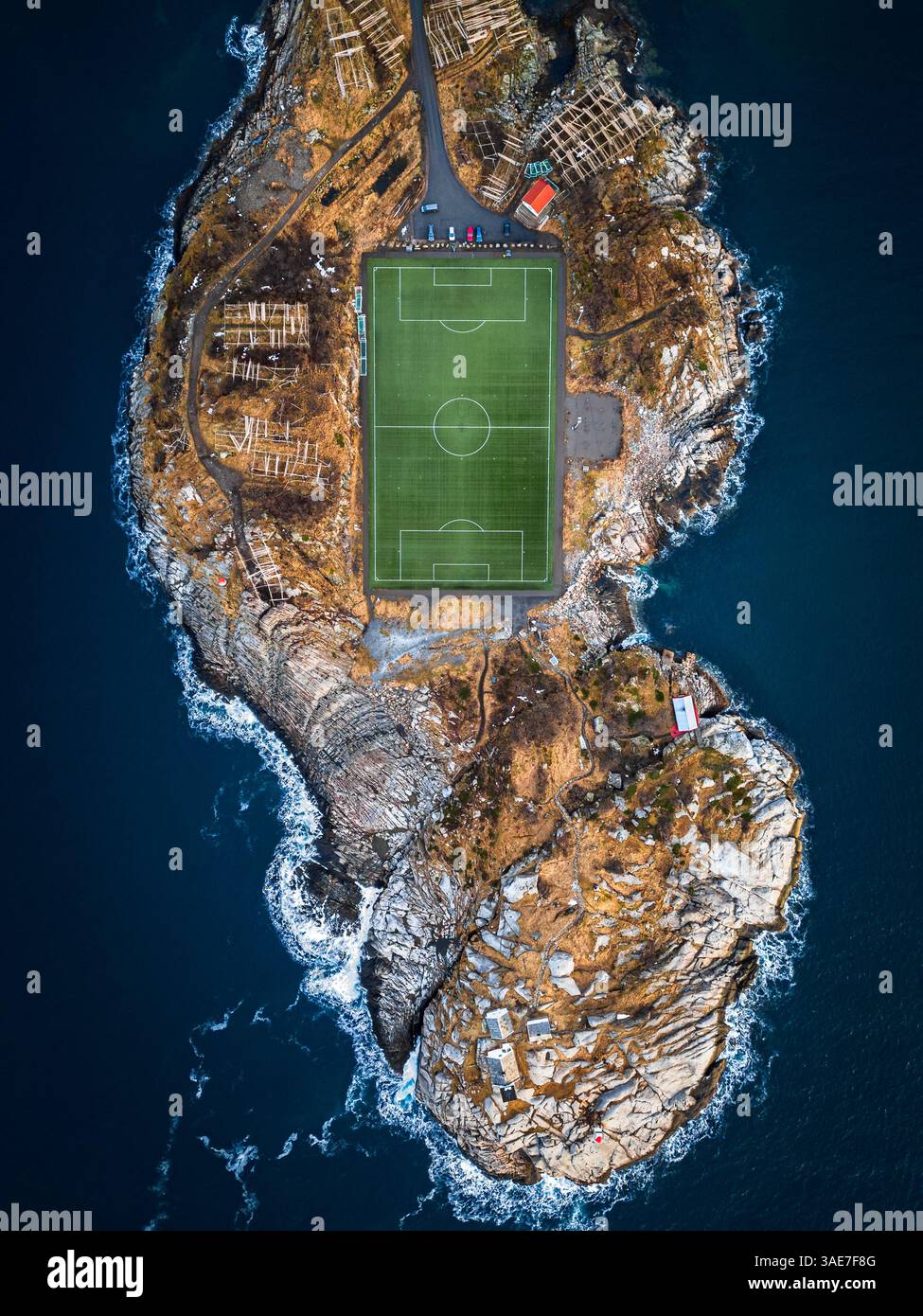 Der Fußballplatz von Henningsvær auf den Lofoten – zwischen Felsen und Meer gelegen, eingefasst von kalter Natur, ein ungewöhnlicher Ort für das Spiel Stockfoto