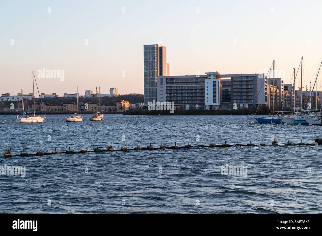 Freizeitboote in der Hauptlagune von Cardiff Bay, Cardiff, Wales. UK Stockfoto