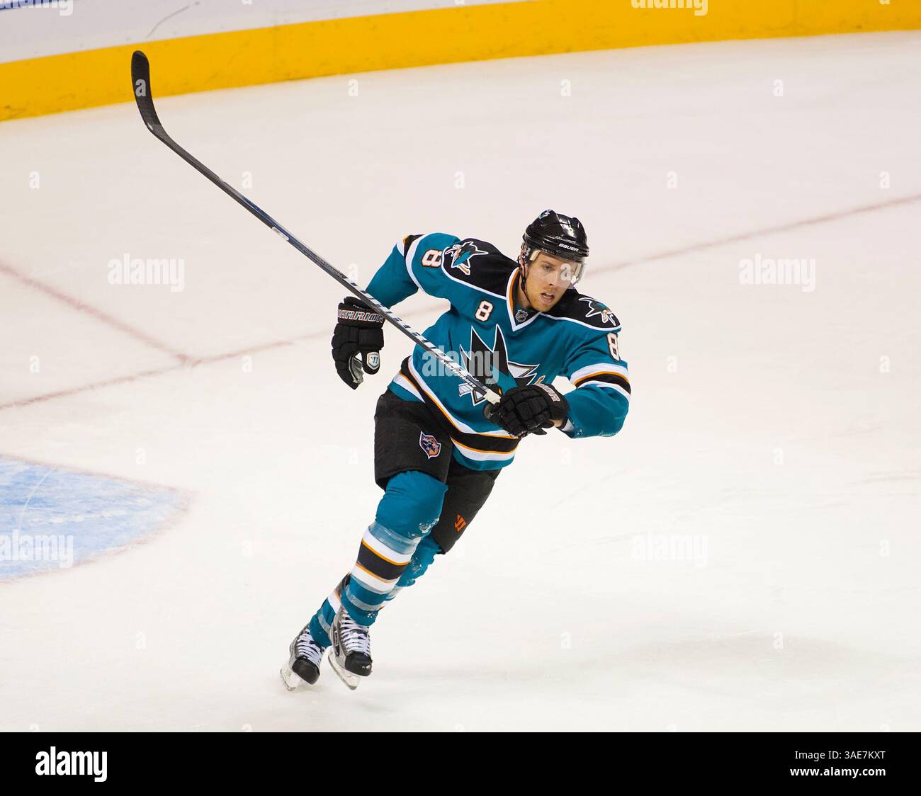 17. Oktober 2011: Joe Pavelski, der in der HP Arena in San Jose, CA. Anaheim, im NHL-Hockeyspiel zwischen den Anaheim Ducks und den San Jose Sharks in der HP Arena in San Jose, CA. Anaheim, besiegte San Jose mit 3:2. â© Damon Tarver/Cal Sport Media(Kreditbild: © Damon Tarver/Cal Sport Media/ZUMAPRESS.com) Stockfoto