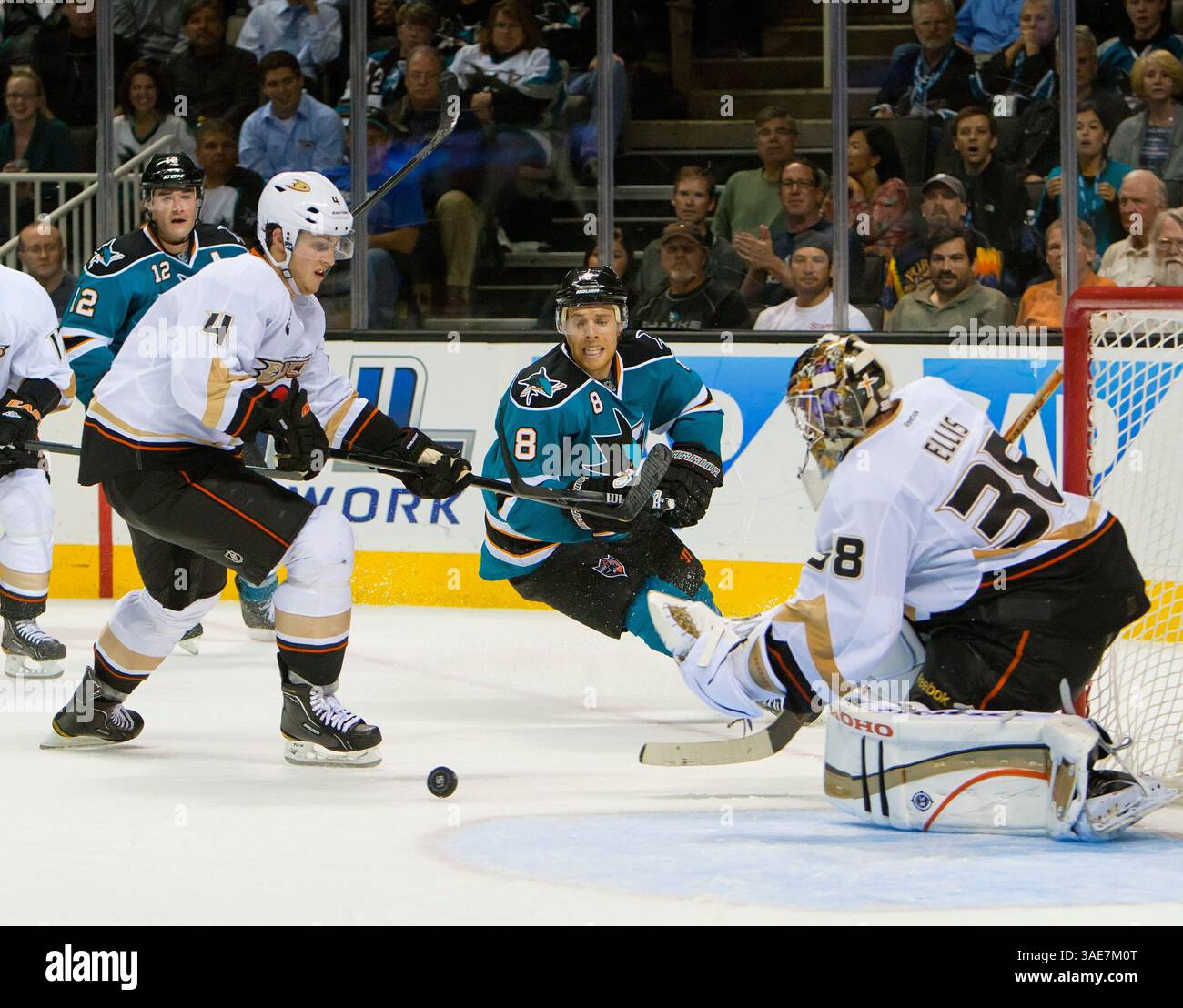 17. Oktober 2011: Joe Pavelski, der in der HP Arena in San Jose, CA. Anaheim, im NHL-Hockeyspiel zwischen den Anaheim Ducks und den San Jose Sharks in der HP Arena in San Jose, CA. Anaheim, besiegte San Jose mit 3:2. â© Damon Tarver/Cal Sport Media(Kreditbild: © Damon Tarver/Cal Sport Media/ZUMAPRESS.com) Stockfoto