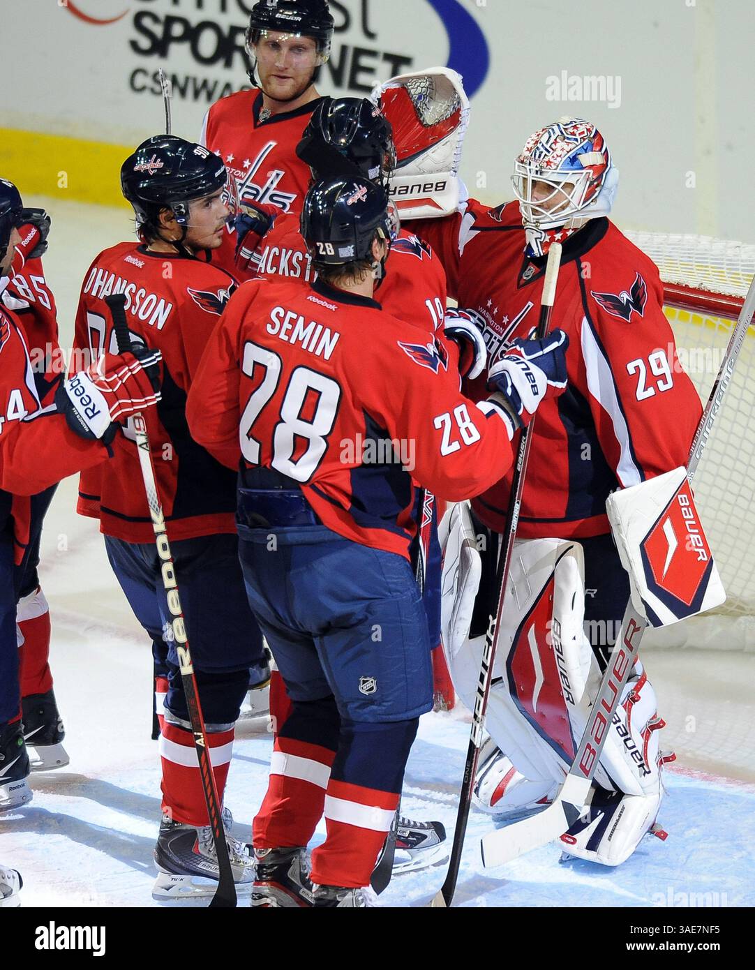 18. Oktober 2011 - Washington, DC, USA - Tomas Vokoun (29), der Torwart der Washington Capitals, wird von seinen Mannschaftskameraden nach einem Sieg 3-0 gegen seine ehemalige Mannschaft, die Florida Panthers, während der dritten Periode im Verizon Center in Washington, D.C. am Dienstag, 18. Oktober 2011 gratuliert. (Kreditbild: © Chuck Myers/MCT/MCT/ZUMAPRESS.com) Stockfoto