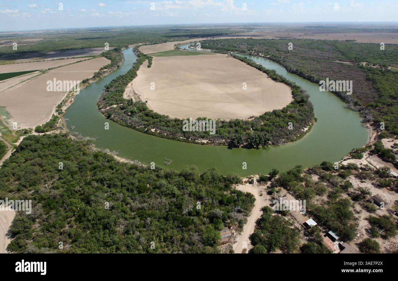 13. Oktober 2011 - McAllen, TX, USA - die Hufeisenkurve im Rio Grande River bei Los Ebanos, Texas, wird von einem Hubschrauber des Texas Department of Public Safety Patrouills mit einem Hubschrauber entlang der Grenze zwischen Texas und Mexiko in der Nähe von McAllen, Texas, im Rio Grande Valley überwacht. Donnerstag, 13. Oktober 2011. (Kreditbild: © Erich Schlegel/Fort Worth Star-Telegram/MCT/ZUMAPRESS.com) Stockfoto