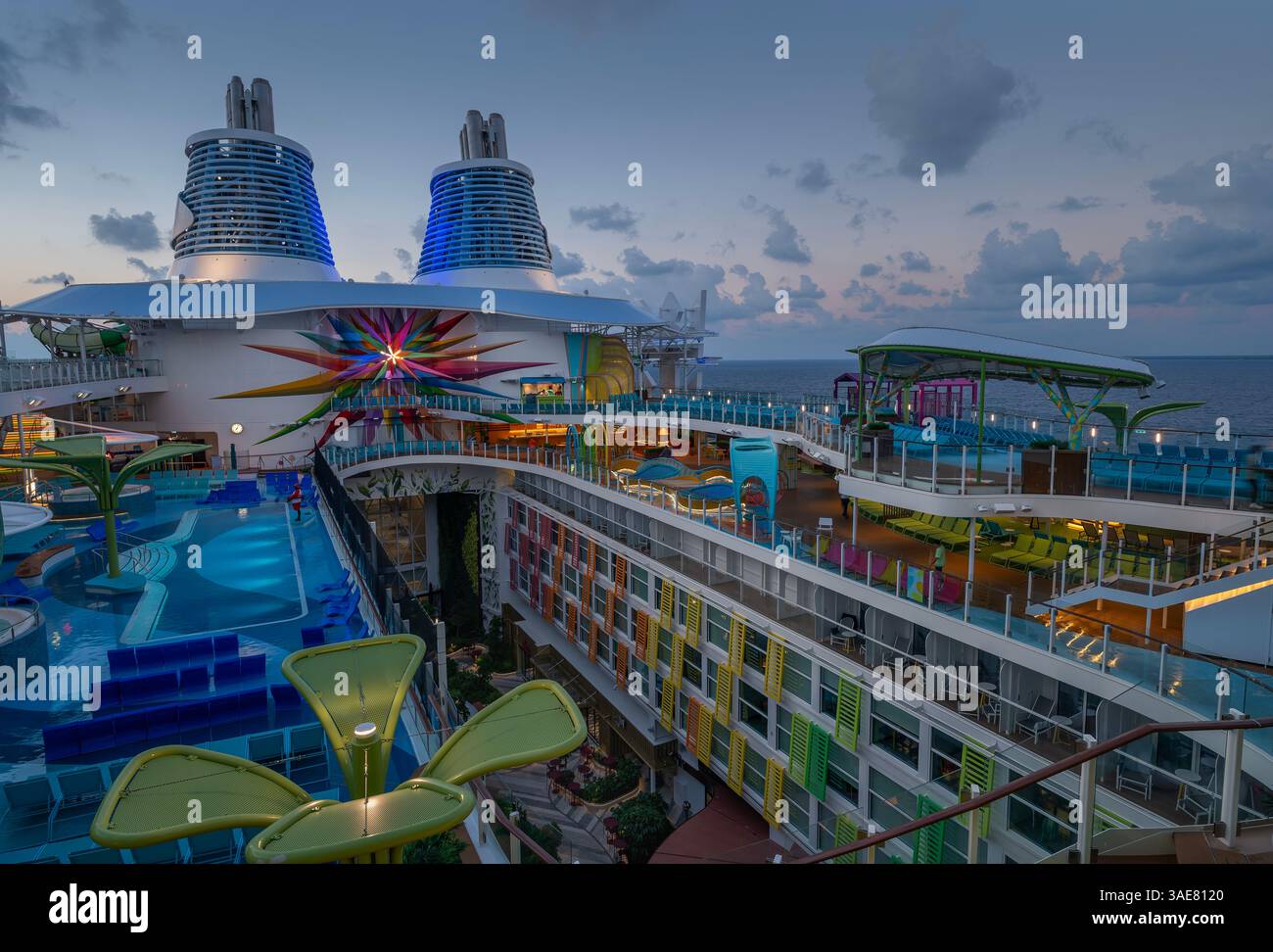 Roatan, Honduras – 4. März 2025: Innenraum eines Kreuzfahrtschiffes im Hafen von Coxen Hole Stockfoto