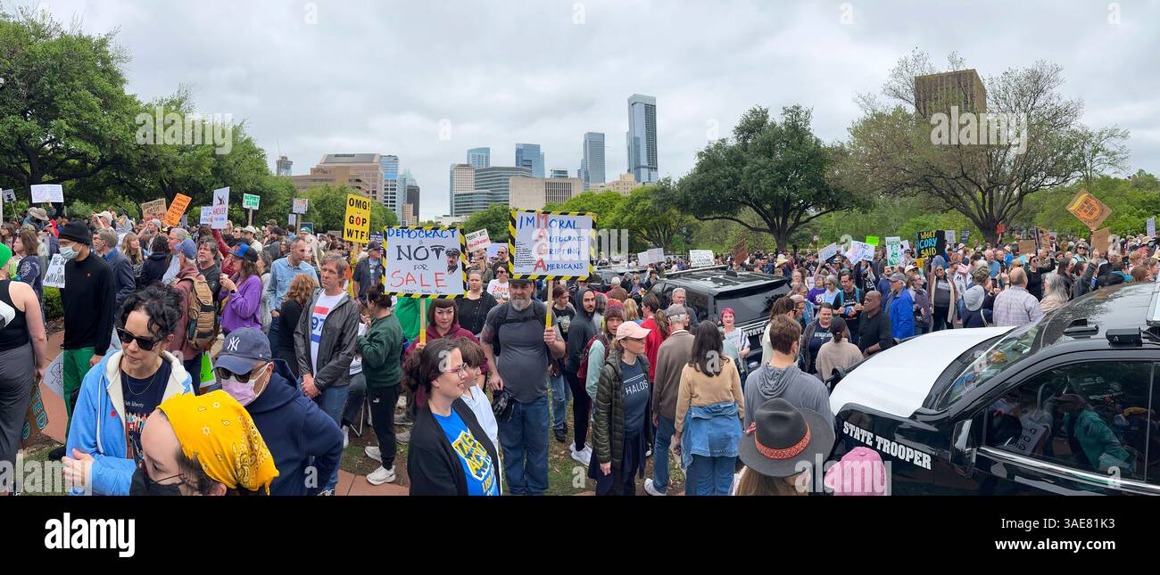 Panorama der Demonstranten bei der HANDS-OFF-Kundgebung im Texas State Capitol in Austin Texas am 5. April 2025 Stockfoto