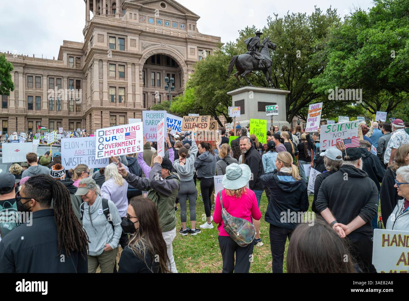 Demonstranten bei der HANDS-OFF-Kundgebung im Texas State Capitol in Austin Texas am 5. April 2025, 5. April 2025 Stockfoto