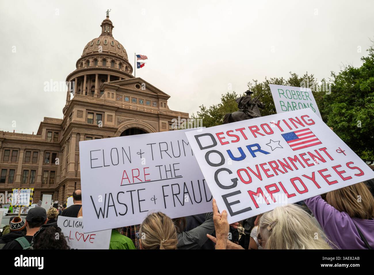Demonstranten bei der HANDS-OFF-Kundgebung im Texas State Capitol in Austin Texas am 5. April 2025 Stockfoto