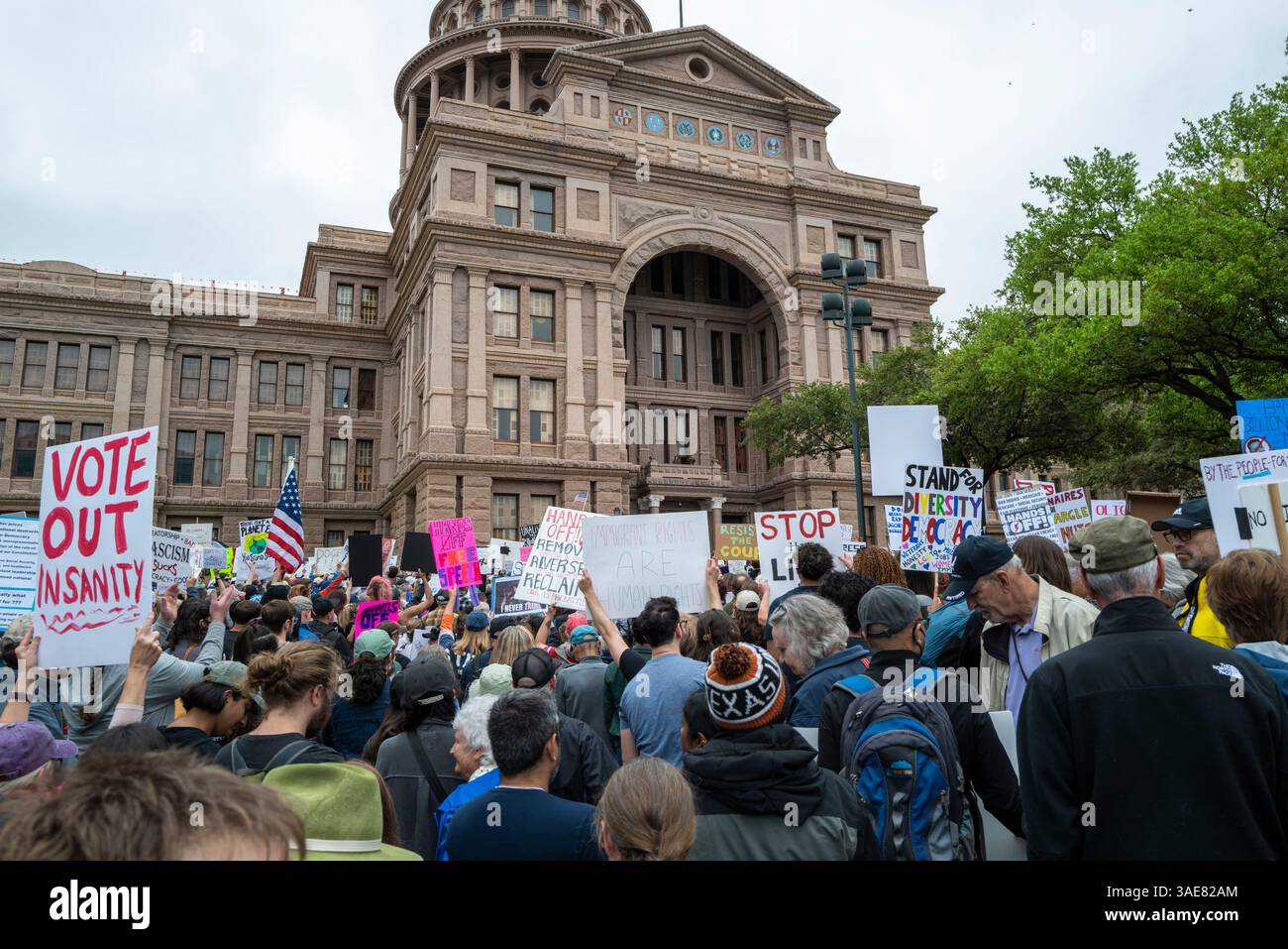 Demonstranten bei der HANDS-OFF-Kundgebung im Texas State Capitol in Austin Texas am 5. April 2025 Stockfoto