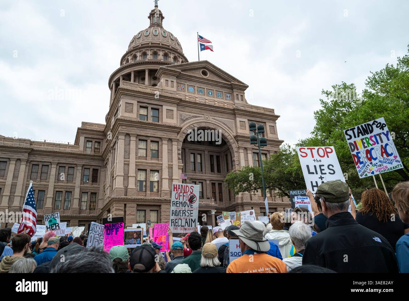Demonstranten bei der HANDS-OFF-Kundgebung im Texas State Capitol in Austin Texas am 5. April 2025 Stockfoto