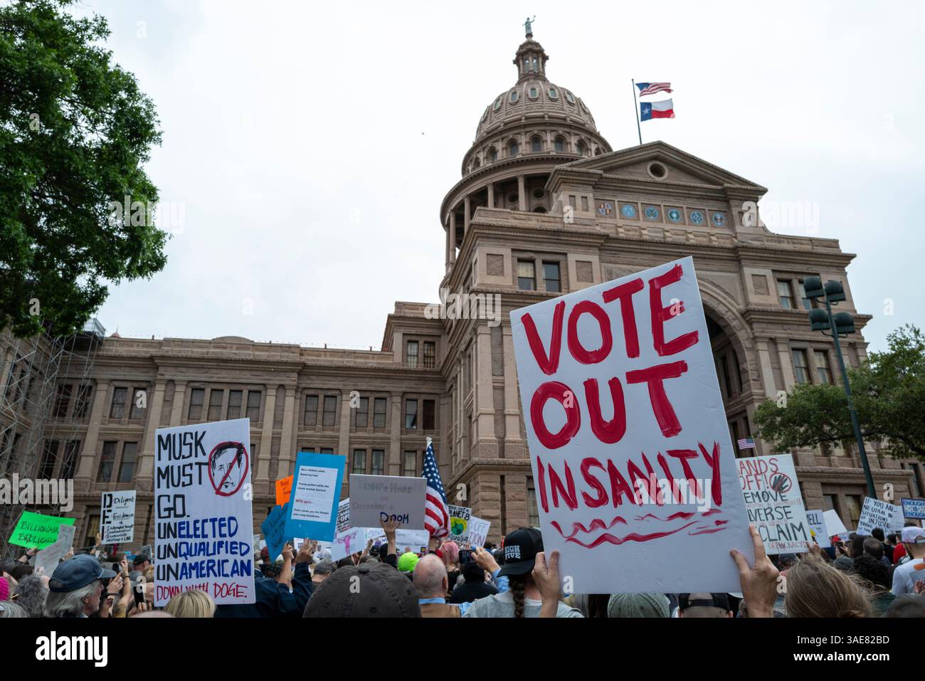 Demonstranten bei der HANDS-OFF-Kundgebung im Texas State Capitol in Austin Texas am 5. April 2025 Stockfoto