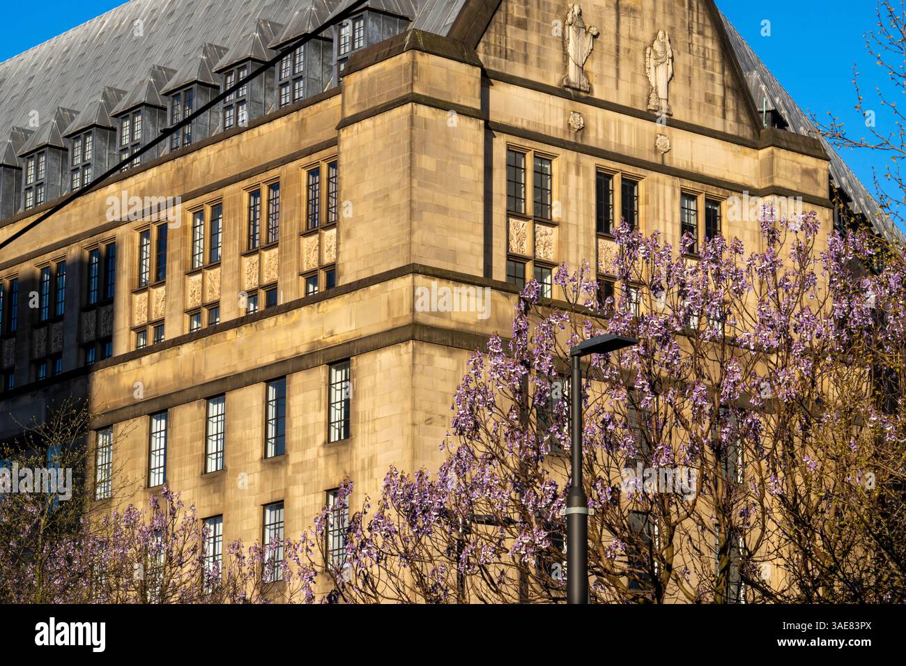 Bild einer Gebäudefassade am St. Peter's Square Manchester mit einer wunderschönen britischen Architektur. Stockfoto