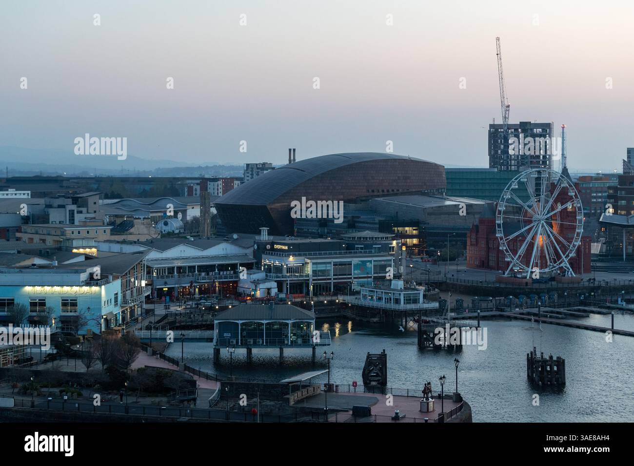 The Millennium Centre and Mermaid Quay, Cardiff Bay, Wales, Großbritannien. Stockfoto