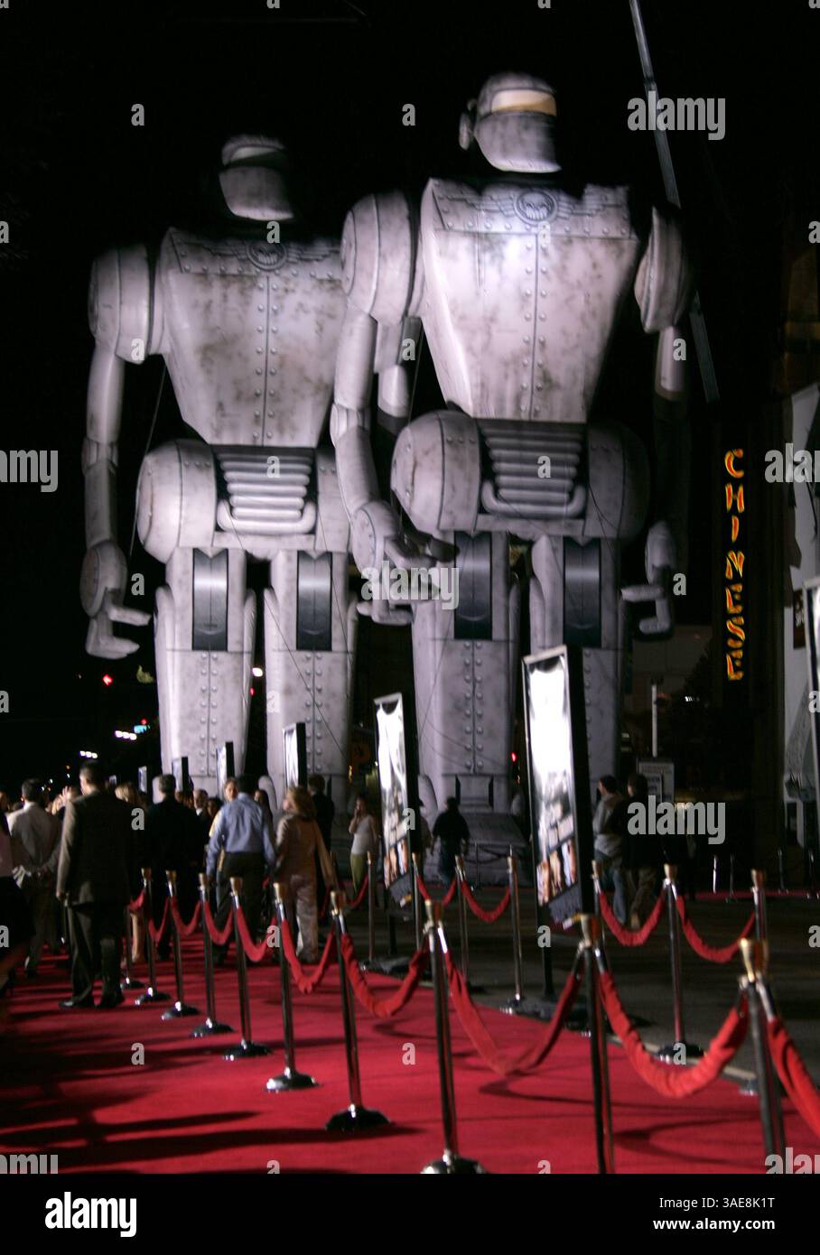 September 2004; Hollywood, Kalifornien, USA; ATMOSPHÄRE bei der Weltpremiere von „Sky Captain and the World of Tomorrow“ im Chinesischen Theater. (Bild: Lisa O'Connor/ZUMAPRESS.com) Stockfoto