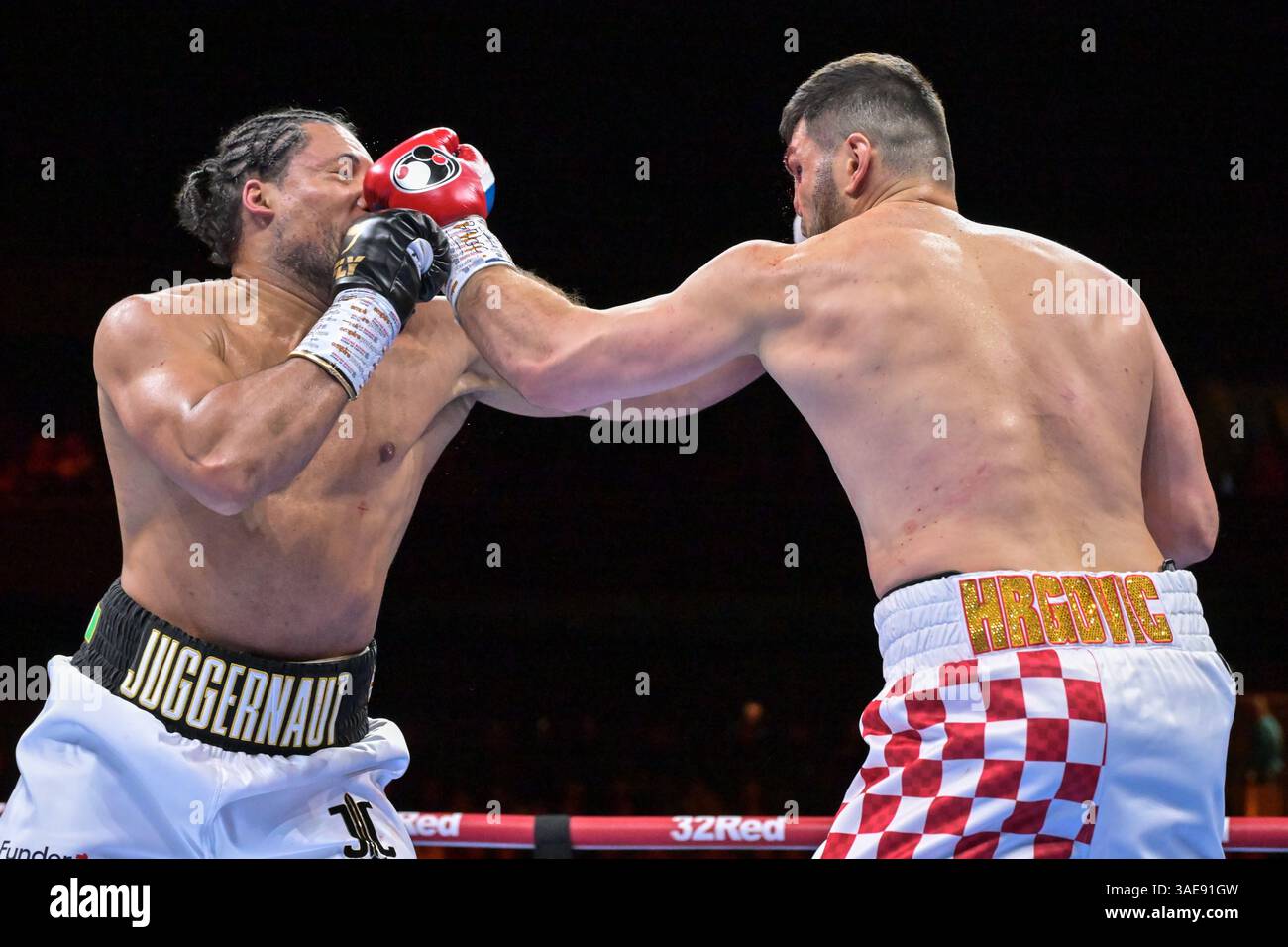 April 2025; Co OP Live Arena, Manchester, England; Heavy Impact Heavyweight Boxing, Joe Joyce gegen Filip Hrgovic; Filip Hrgovic verbindet sich mit Joe Joyce mit einem Oberteil Stockfoto