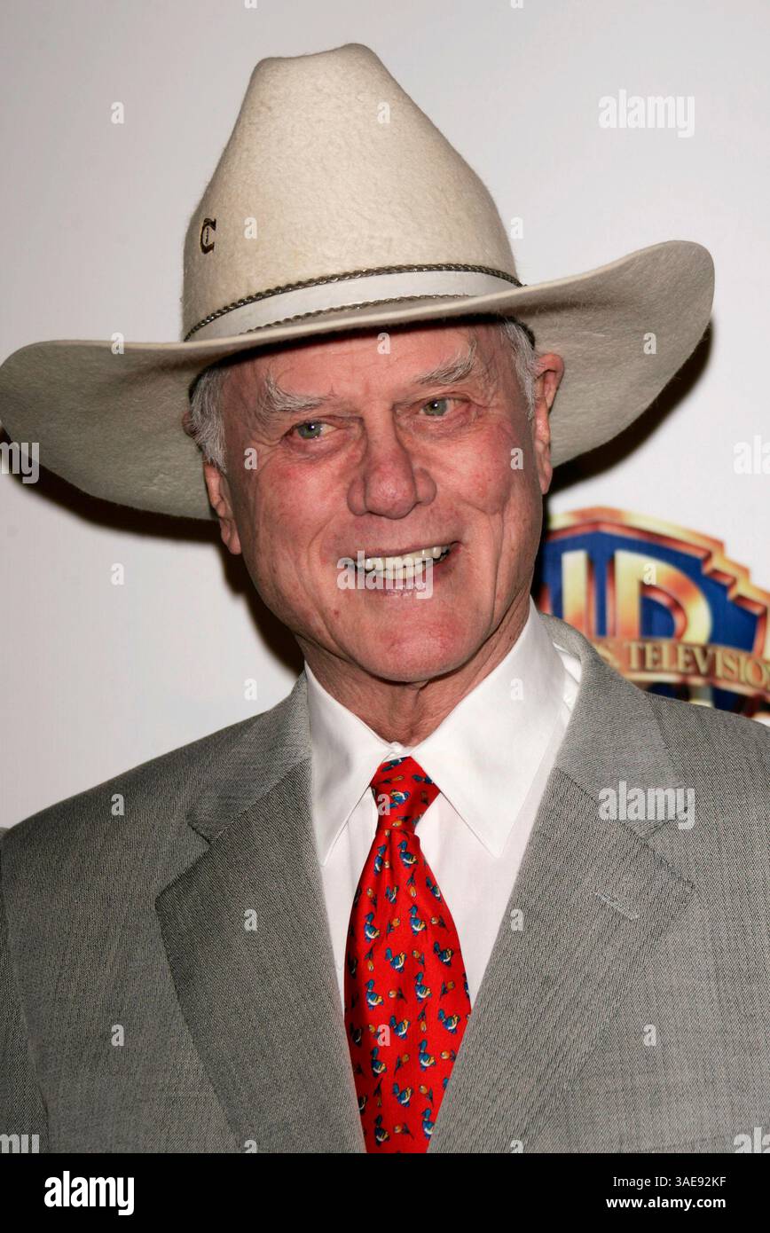 Januar 2005; Burbank, Kalifornien, USA; Schauspieler LARRY HAGMAN kommt als WB Television & Warner Home Video feiert 50 Jahre Qualitätsfernsehen auf dem Warner Brothers Lot. . (Bild: Lisa O'Connor/ZUMAPRESS.com) Stockfoto