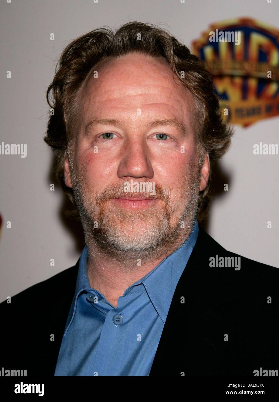 Januar 2005; Burbank, Kalifornien, USA; Schauspieler TIMOTHY BUSFIELD kommt als WB Television & Warner Home Video feiert 50 Jahre Qualitätsfernsehen auf dem Warner Brothers Lot. . (Bild: Lisa O'Connor/ZUMAPRESS.com) Stockfoto