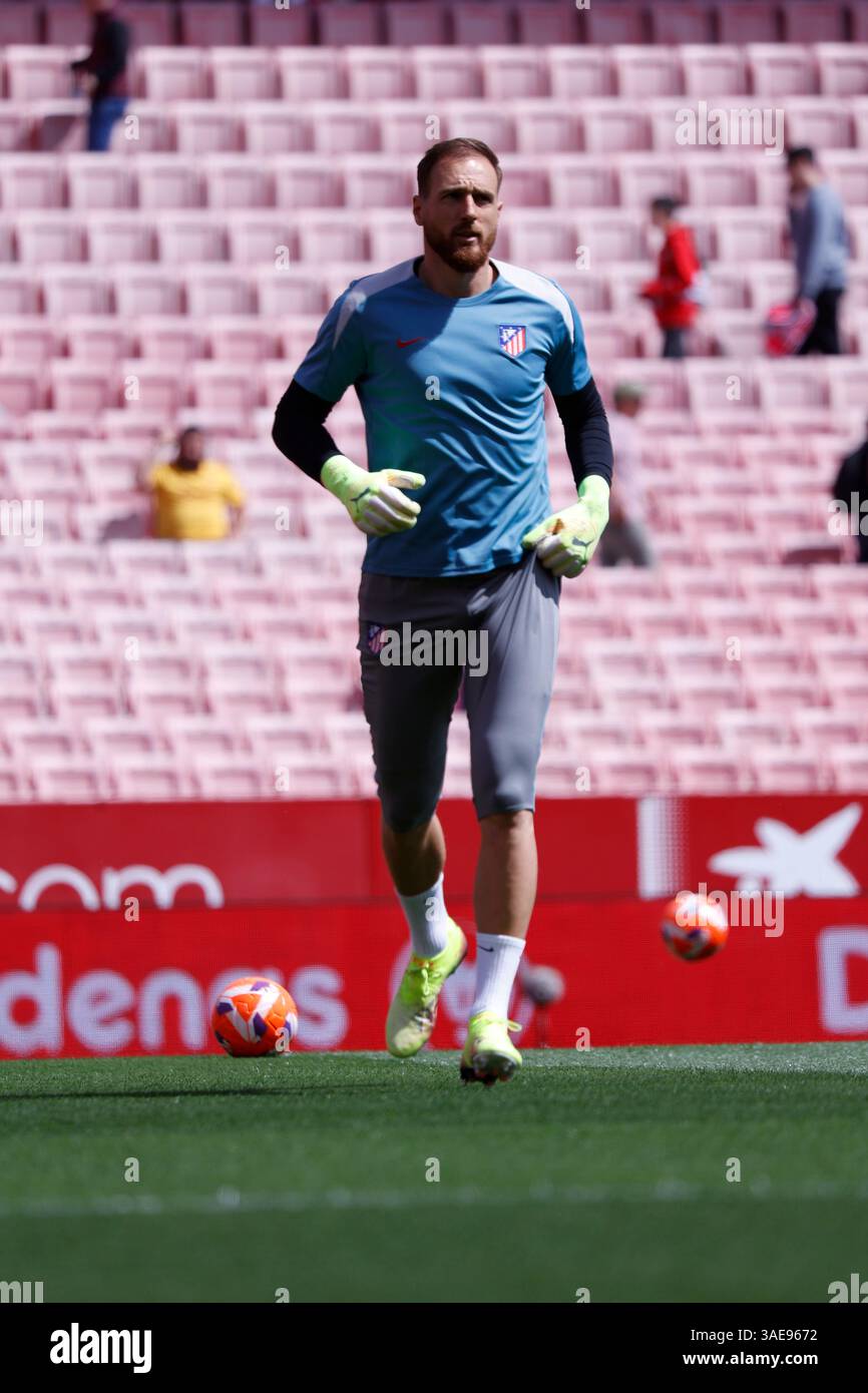 SEVILLA, SPANIEN - 6. APRIL 2025: Jan Oblak von Atletico Madrid wärmt sich vor dem LaLiga-Spiel zwischen Sevilla FC und Atletico Madrid im Ramon Sanchez-Pizjuan auf (Foto: David Torres Alcazar/Alcazar Photo Agency). Stockfoto