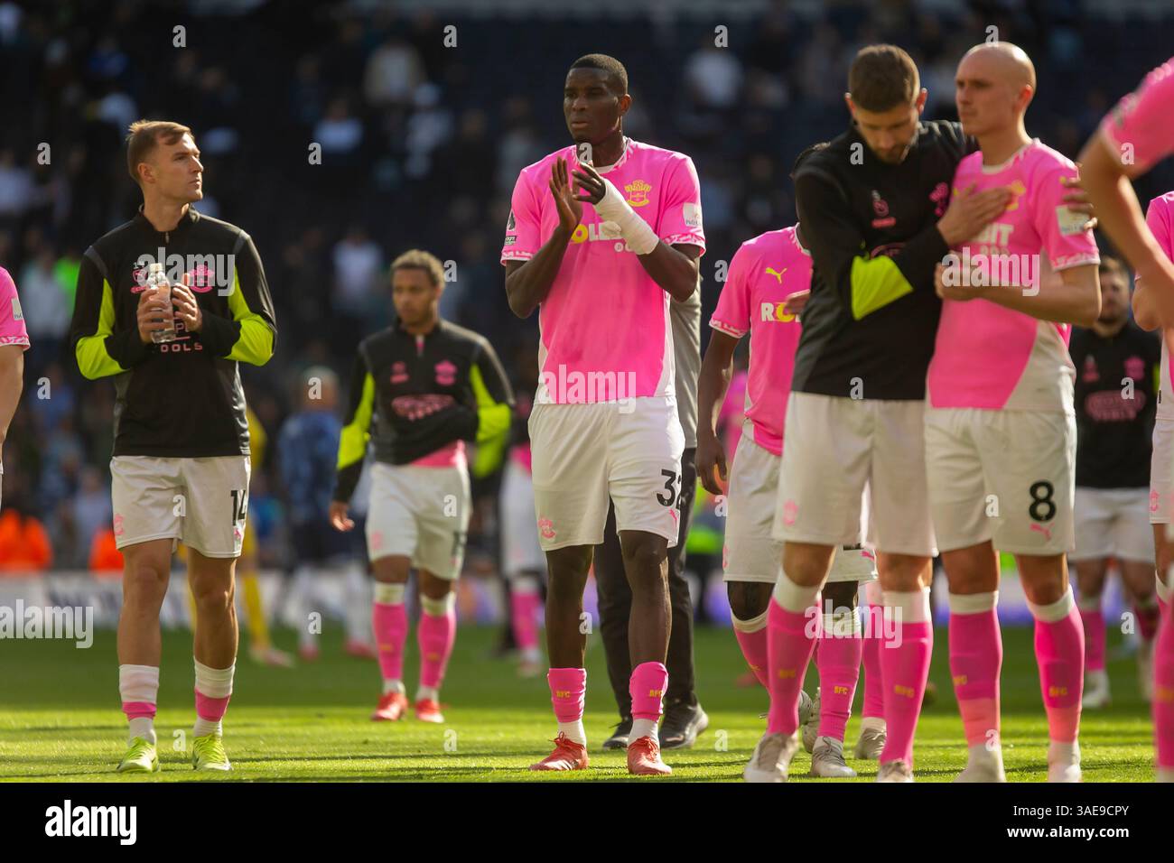 Paul Onuachu aus Southampton applaudiert ihren Anhängern nach dem Spiel der Premier League zwischen Tottenham Hotspur und Southampton im Tottenham Hotspur Stadium in London am Sonntag, den 6. April 2025. (Foto: David Watts | MI News) Credit: MI News & Sport /Alamy Live News Stockfoto