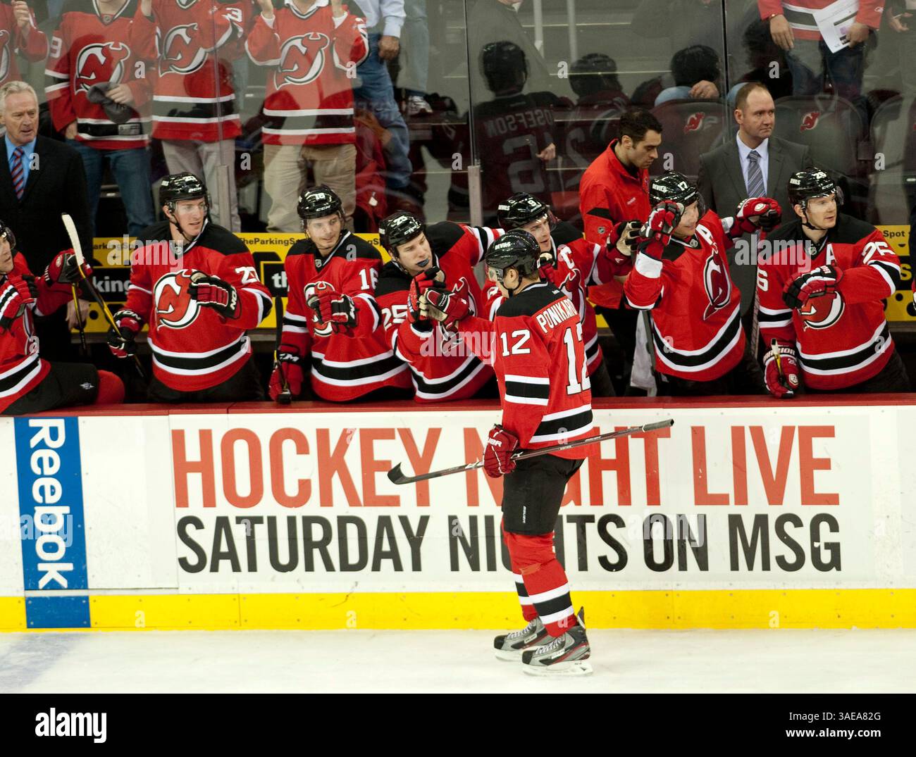 26. Februar 2012: Alexei Ponikarovsky (12) feiert mit seinen Teamkollegen, nachdem er 32 in der ersten Phase während der NHL-Aktion im Prudential Center in Newark, New Jersey, zwischen den New Jersey Devils und den Tampa Bay Lighting ein Tor ohne Assistenz erzielt hat. (Bild: © Duncan Williams/Cal Sport Media/ZUMAPRESS.com) Stockfoto