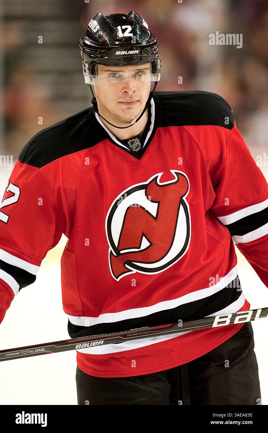26. Februar 2012: Alexej Ponikarovsky (12) während eines Auslaufes in der zweiten Periode während der NHL-Aktion im Prudential Center in Newark, New Jersey, zwischen den New Jersey Devils und der Tampa Bay Lighting. Beleuchtung besiegte die Teufel mit 4:3. (Bild: © Duncan Williams/Cal Sport Media/ZUMAPRESS.com) Stockfoto