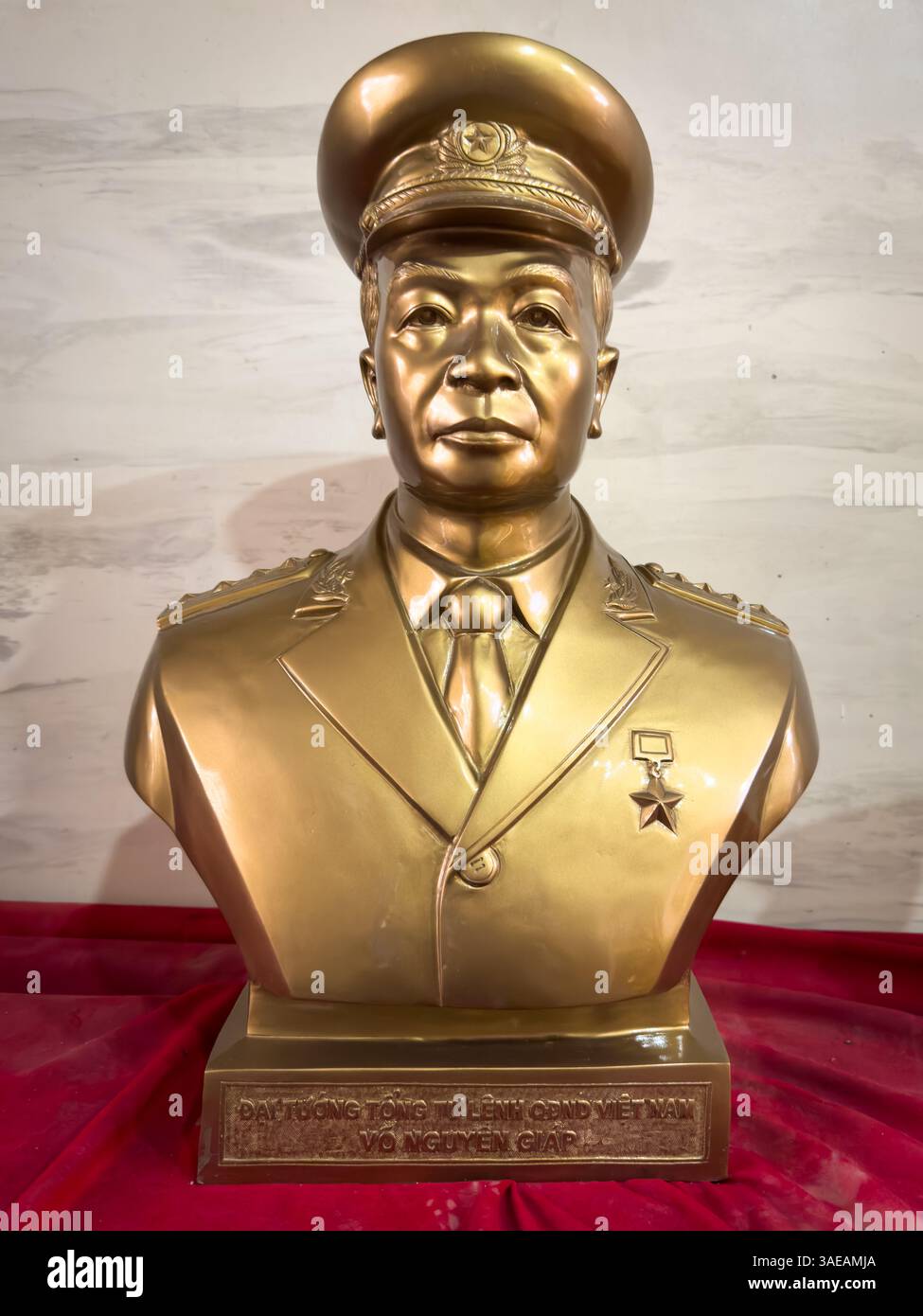 Eine große Messingbüste des berühmten vietnamesischen Armeegenerals Vo Nguyen Giap in seiner Militäruniform, Hanoi, Vietnam. Stockfoto