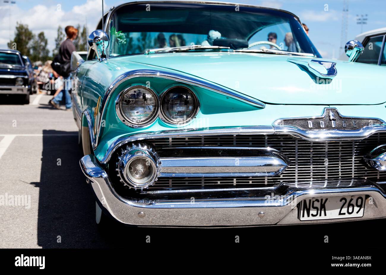 Ein unverfälschter 1957er Chevrolet mit kultigem Chromgrill und zeitgemäßem Design. Stockfoto