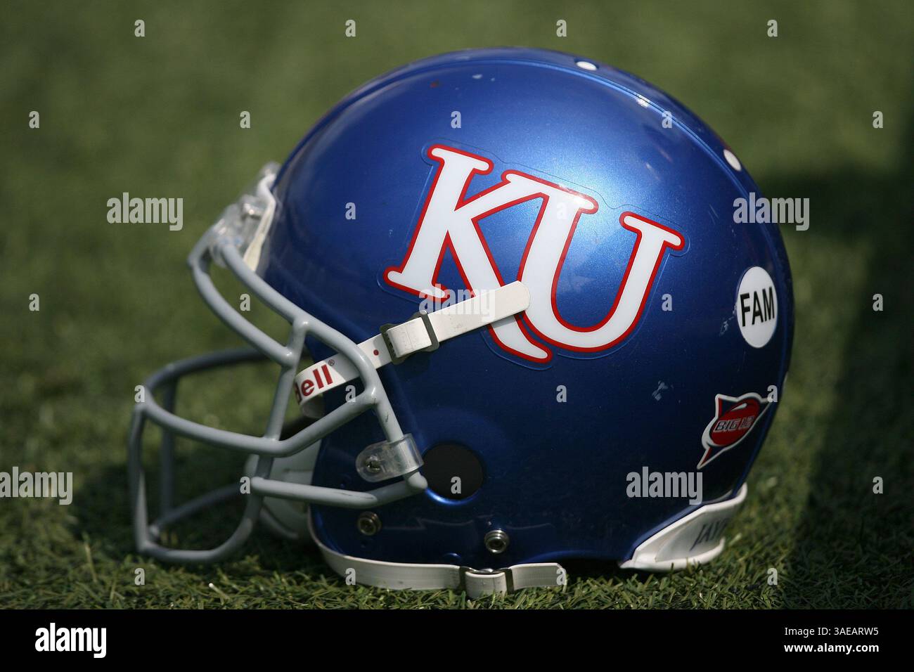17. September 2011: Die Kansas Jayhawks (2–0) reisten zum Bobby Dodd Stadium in Atlanta, GA, um gegen die Georgia Tech Yellow Jackets (2–0) anzutreten. Der Kansas Jayhawk Helm. (Bild: © Kent McCorkle/Cal Sport Media/ZUMAPRESS.com) Stockfoto