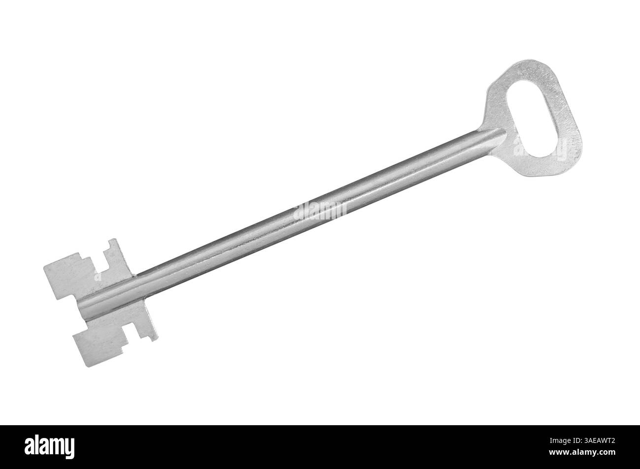 Studio-Aufnahme eines einzelnen Metallschlüssels auf weißem Hintergrund, der Sicherheit, Zugriff und Problemlösung darstellt Stockfoto
