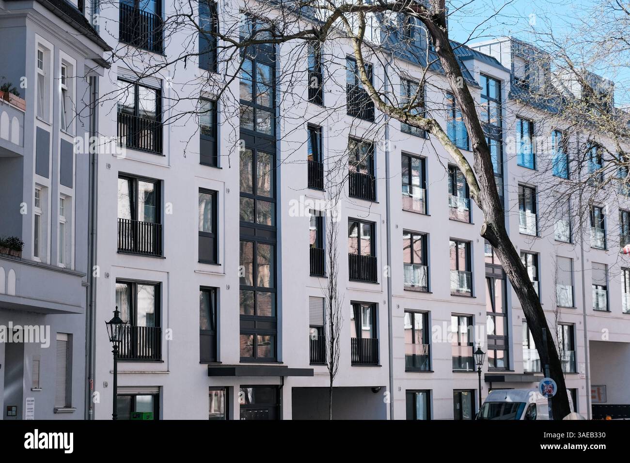 Düsseldorf 06.04.2025 Wohnungen Wohnungsnot Mietswohnung Mieten Mietpreis soziale Wohnungsbau Sozialwohnung Immobilien Wohnraummangel Wohnung Baustelle Neubau Mehrfamilienhaus Mietspiegel Mietpreisspiegel Immobilie Wohnungsmangel Baustau Wohnimmobilie Wohnungsimmobilien Mietpreise Altbau Leerstand Baumaterial Baustoffe Ballungsgebiet bezahlbarer Wohnraum CO2-Preis CO2 Bundes-Klimaschutzgesetz Heizen Heizung Klimapaket Mieter Vermieter Mietpreisbremse Klimasteuer Energiewende Büro Homeoffice Home-Office Konjunkturpaket Grundsteuererklärung Wohngeld Grundsteuererklärung Wohngeld Wohngeld Wohngeld Wohngeld Stockfoto