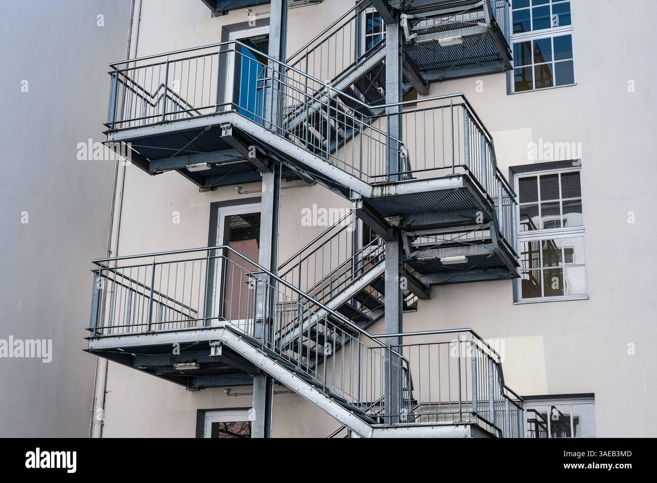 Düsseldorf 06.04.2025 Wohnungen Wohnungsnot Mietswohnung Mieten Mietpreis soziale Wohnungsbau Sozialwohnung Immobilien Wohnraummangel Wohnung Baustelle Neubau Mehrfamilienhaus Mietspiegel Mietpreisspiegel Immobilie Wohnungsmangel Baustau Wohnimmobilie Wohnungsimmobilien Mietpreise Altbau Leerstand Baumaterial Baustoffe Ballungsgebiet bezahlbarer Wohnraum CO2-Preis CO2 Bundes-Klimaschutzgesetz Heizen Heizung Klimapaket Mieter Vermieter Mietpreisbremse Klimasteuer Energiewende Büro Homeoffice Home-Office Konjunkturpaket Grundsteuererklärung Wohngeld Grundsteuererklärung Wohngeld Wohngeld Wohngeld Wohngeld Stockfoto