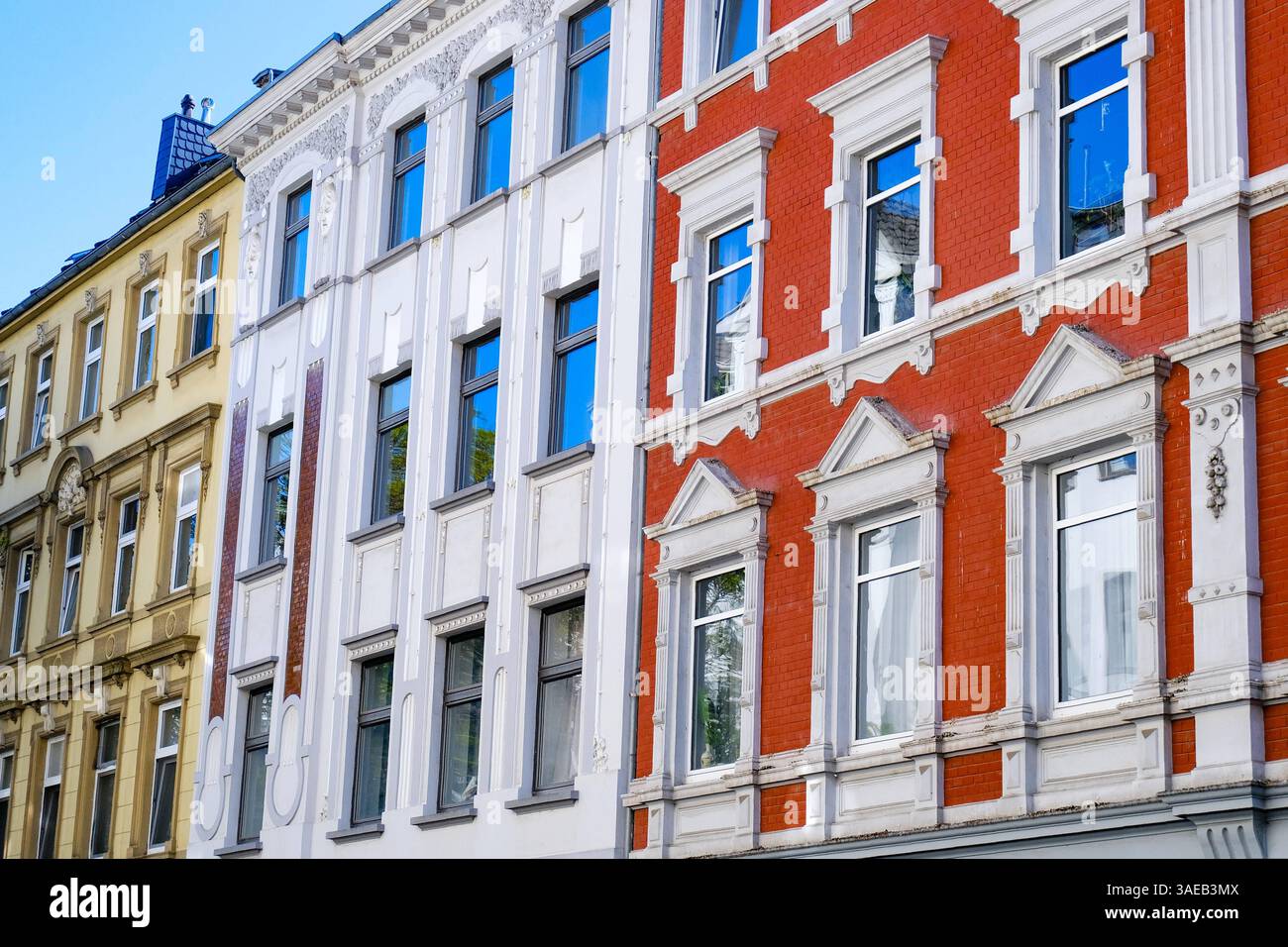 Düsseldorf 06.04.2025 Wohnungen Wohnungsnot Mietswohnung Mieten Mietpreis soziale Wohnungsbau Sozialwohnung Immobilien Wohnraummangel Wohnung Baustelle Neubau Mehrfamilienhaus Mietspiegel Mietpreisspiegel Immobilie Wohnungsmangel Baustau Wohnimmobilie Wohnungsimmobilien Mietpreise Altbau Leerstand Baumaterial Baustoffe Ballungsgebiet bezahlbarer Wohnraum CO2-Preis CO2 Bundes-Klimaschutzgesetz Heizen Heizung Klimapaket Mieter Vermieter Mietpreisbremse Klimasteuer Energiewende Büro Homeoffice Home-Office Konjunkturpaket Grundsteuererklärung Wohngeld Grundsteuererklärung Wohngeld Wohngeld Wohngeld Wohngeld Stockfoto