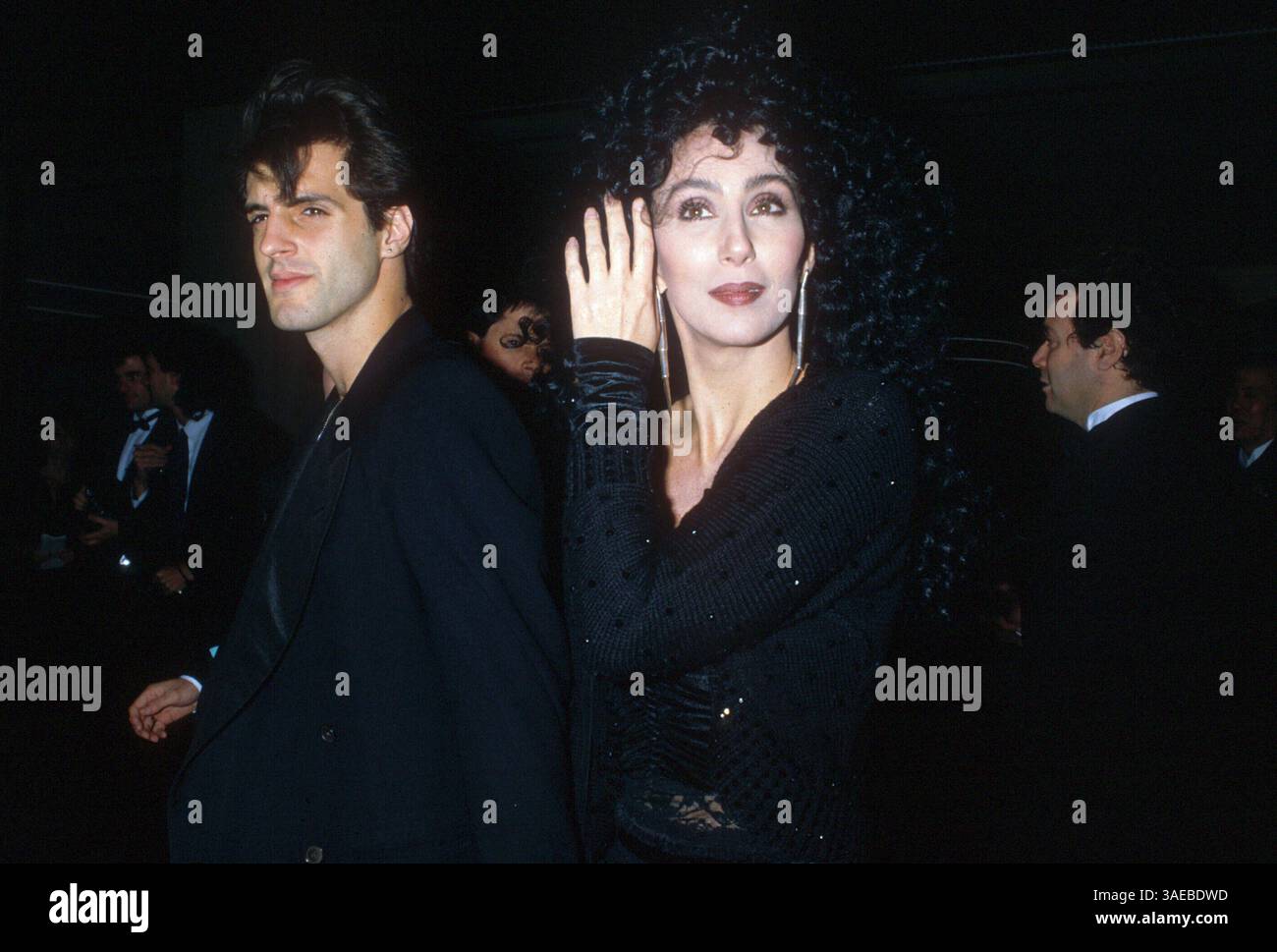Dezember 1988; Los Angeles, CA, USA; Schauspielerin/Sängerin CHER mit Rob Camaletti @ Premiere von 'Torch Song Trilogy'. (Bild: Laura Luongo/ZUMAPRESS.com) Stockfoto