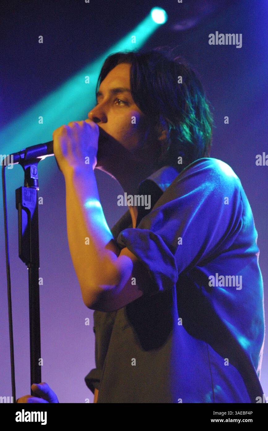 Oktober 2003; Hollywood, CA, USA; JULIAN CASABLANCAS von The Strokes tritt live im Palladium auf. (Bild: Karl Larsen/ZUMAPRESS.com) Stockfoto